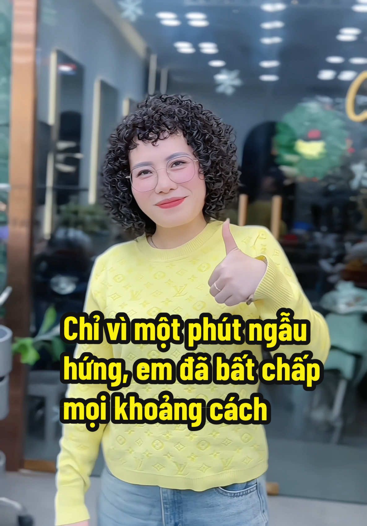 Chỉ vì một phút ngẫu hứng, em đã bất chấp mọi khoảng cách, lên chuyến xe kéo dài 7 tiếng từ Nghệ An đến Hà Nội. Hành trình ấy không chỉ là những con đường dài mệt mỏi, mà còn là sự nôn nao, háo hức, và cả một chút liều lĩnh. Để rồi, bước chân em dừng lại ở Cao Hùng – nơi mà những lọn tóc xoăn xù mì như một lời tuyên ngôn cho sự đổi mới và tự do. Có lẽ, đôi khi cuộc sống chỉ cần những phút giây bốc đồng như thế, để ta thấy mình sống động hơn bao giờ hết, để dám thay đổi, để làm điều điên rồ mà trái tim mách bảo. Em đi, không chỉ để làm mới mái tóc, mà còn để làm mới chính mình. #Tocxoanxumycaohung #Tocxoancaohung15catlinhhanoi #Xoanxumycaohung #Caohungtocxoan #Tocxoandephanoi #Tocxoansatchan #Tocxoantay   Tóc Xoăn Cao Hùng - 15 Cát Linh - Đống Đa - Hà Nội Hotline: 0968.488.686 - 0856.668.386