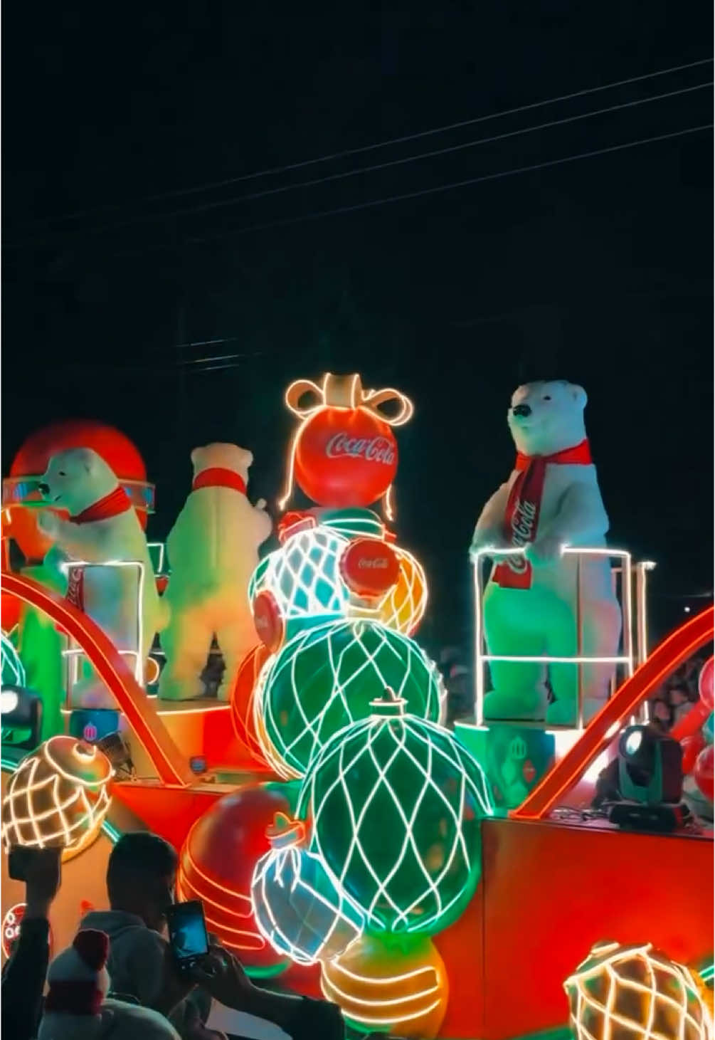 La #CaravanaNavideña Coca-Cola recorrió nuestras calles llenándolas de alegría, luces y espíritu navideño. 🎅🏼❤️ Gracias a todas las familias que salieron a disfrutar de esta experiencia mágica. ¡Así se vive la #Navidad en #León! 🦁✨ @Mi Estilo Bajío  @Municipio de León 🦁  #NavidadEnLeón #LeónBrilla