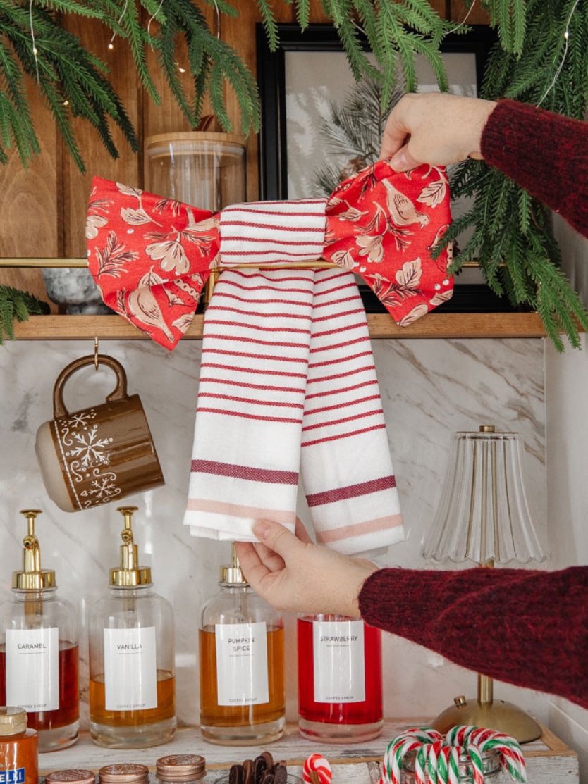 This is the cutest way to fold your tea towels for Christmas! 🤩 All you need are two towels & some sort of horizontal rail like an oven door handle, a shelf rail, or a horizontal cabinet pull. Would you try this? Inspired by @Víaney Mendez 🎀 #thediymommy #christmashack #homehacks #christmasdecor 