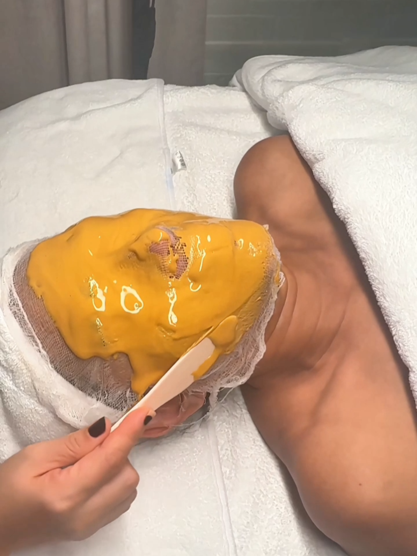 24k Gold Mask—designed to rejuvenate, brighten, and pamper your skin like never before. 💎 Experience the ultimate glow with this luxurious treatment, perfect for radiant, youthful skin. #facial #skincare #skincareroutine #facialtreatment #mask #beautytips