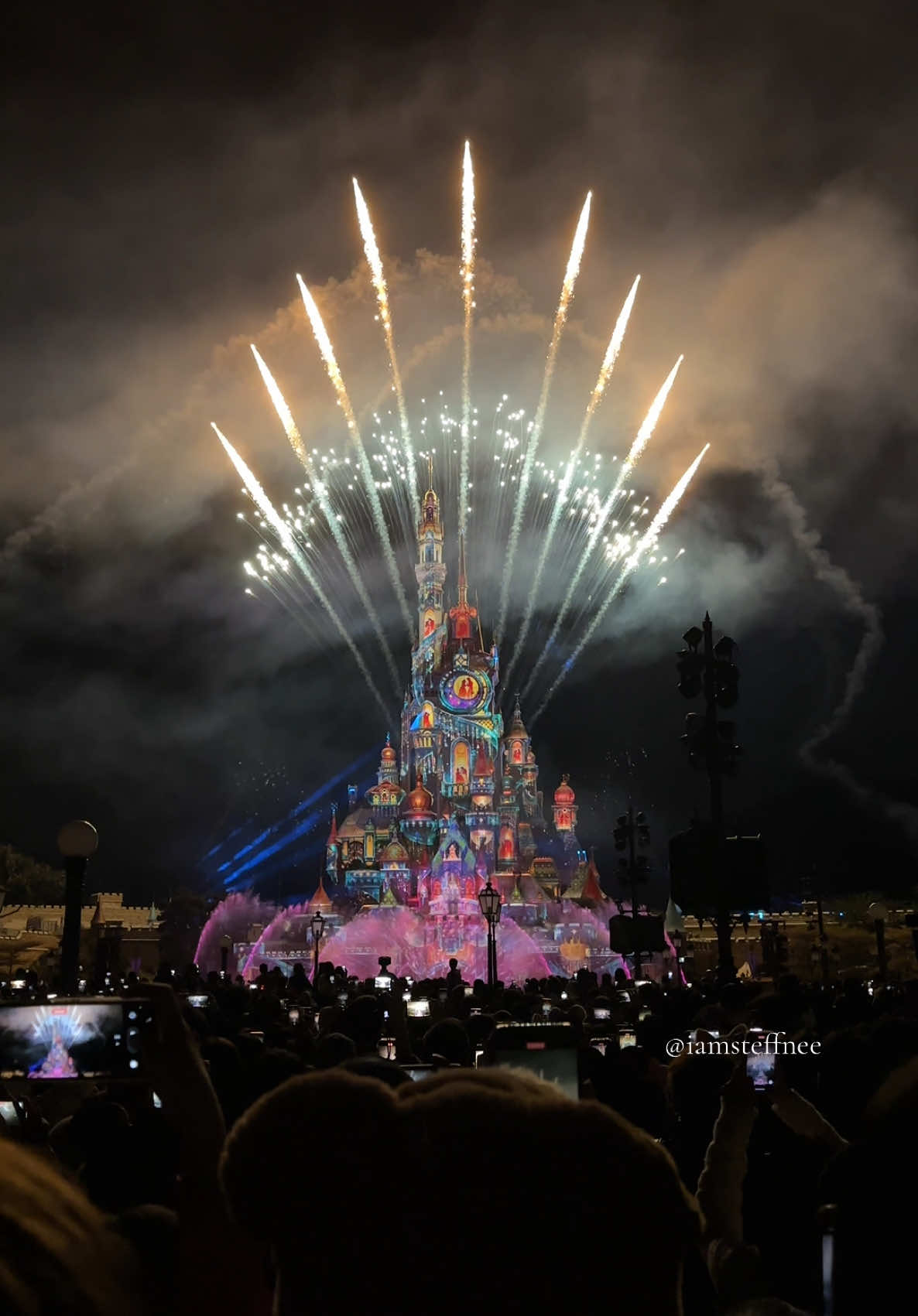 My favorite Disney song, A Whole New World! 🩷✨| Momentous | HK Disneyland ✨ #wheninhongkong #hongkongdisneyland #hkdisneyland #christmas #christmasconcert #silentnight #disneycastle #momentous #stefftravels #ADisneyChristmas #merrychristmas #disneyland #aladdin #awholenewworld