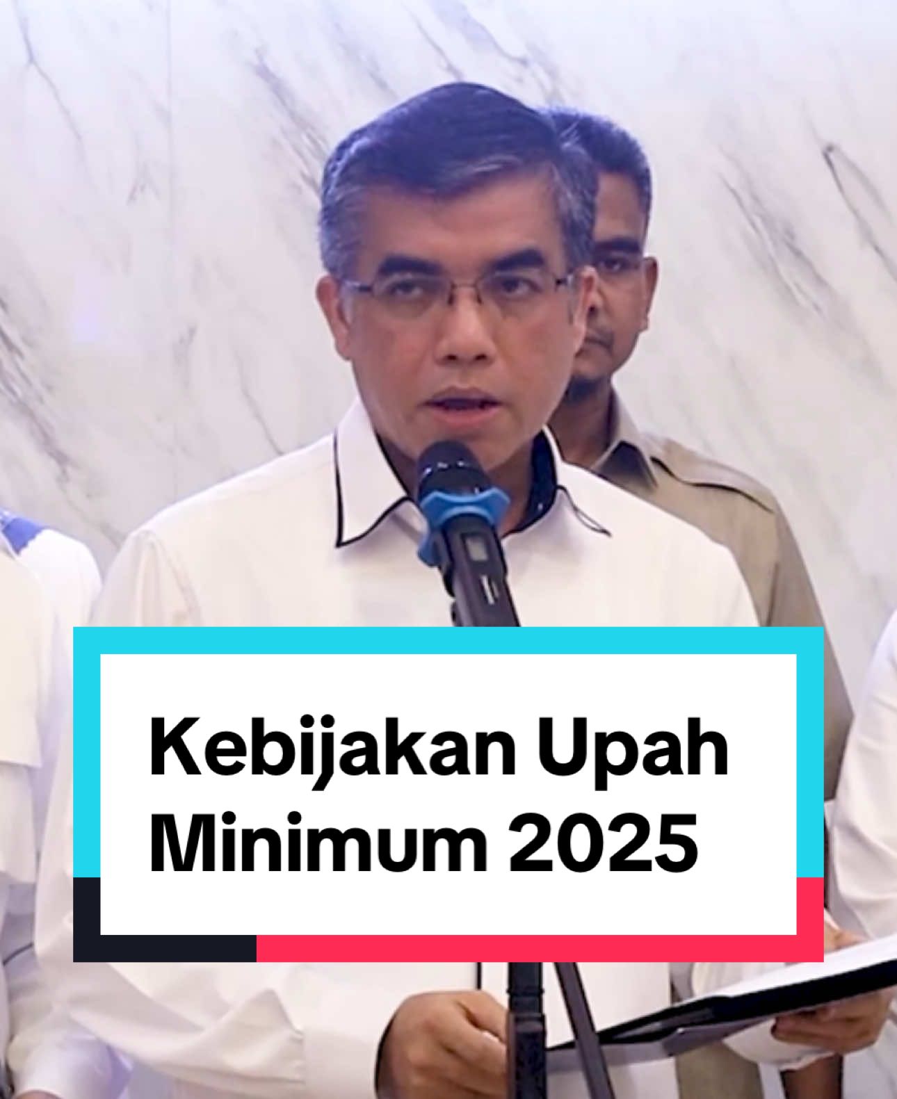 Menteri Ketenagakerjaan @yassierli resmi mengumumkan penerbitan Peraturan Menteri Ketenagakerjaan (Permenaker) Nomor 16 Tahun 2024 tentang penetapan Upah Minimum (UM) 2025. Langkah ini menindaklanjuti arahan Presiden @prabowo dan putusan Mahkamah Konstitusi. Terdapat juga aturan baru tentang Upah Minimum Sektoral untuk sektor dengan karakteristik khusus. Selengkapnya, simak video berikut ini! 🎥 #Kemnaker #UpahMinimum2025 