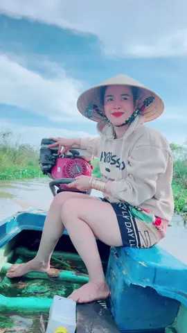 Còn đây là chân dung cô gái miền Tây đi ruộng 