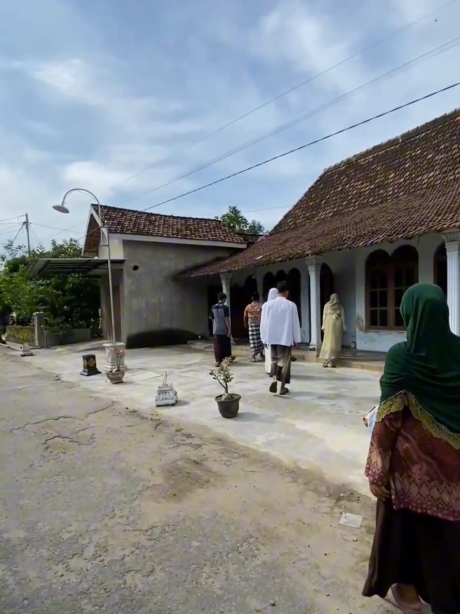 Sugeng riyadi, nyuwun pangapunten lair lan batin. (Selamat Hari Raya Idul Fitri, mohon maaf lahir dan batin) #sugengriyadi #minalaidzinwalfaidzin @mblunus.id