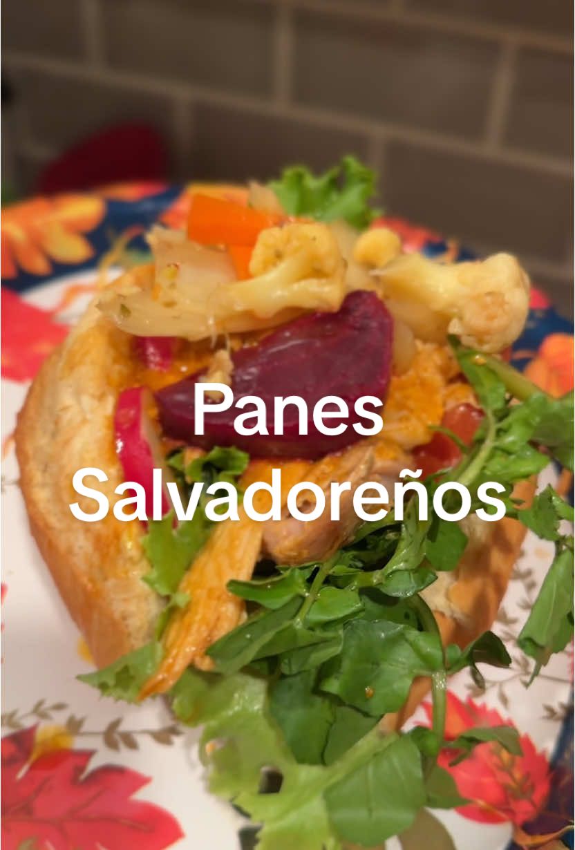 Panes Salvadoreños - Ya sea de Pavo, Pollo o de Gallina. Una tradicion entre nuestra gente Salvadoreña!  #misraicessalvadorenas #panessalvadoreños #recetassalvadoreñas #panesconpavo #panesconpollo #panesrellenos 