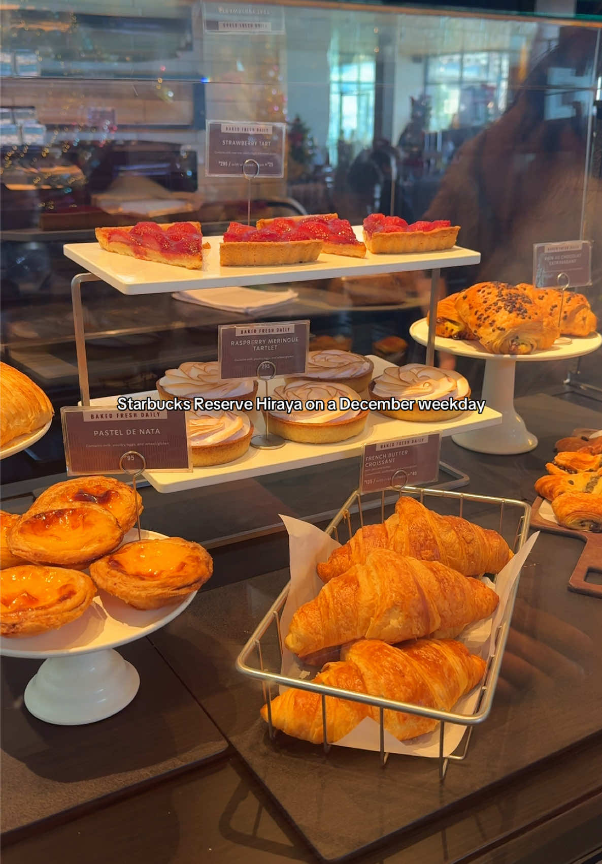 Are you planning to visit this Starbucks branch this month? ☕️  #starbucks #starbuckshiraya #tagaytay #overlookingview #coffee #kape #pastries #roadtrip #christmas @Starbucks PH 