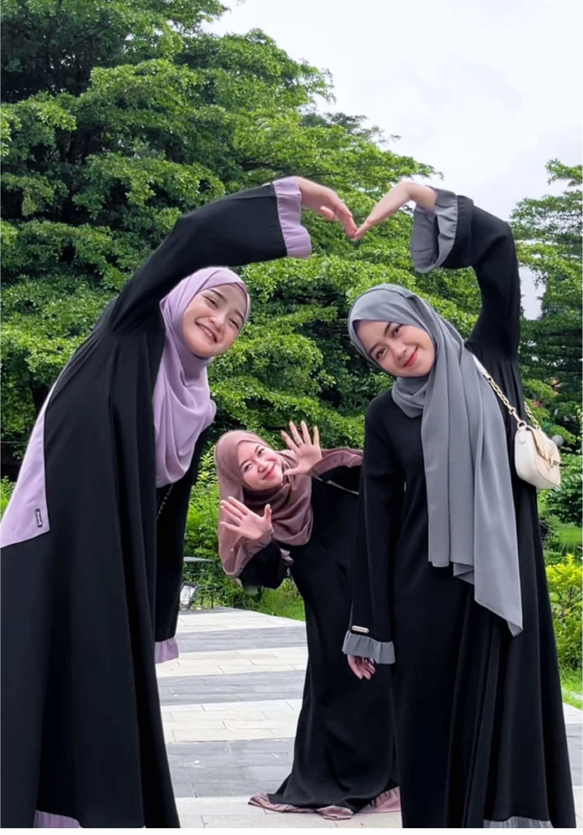 Dress super gemess samaan bareng bestie 🎀🧚‍♀️ #SiapaSangka #farrasi #abaya #dress #outfitideas #viral #fyp #fypシ゚ #viralvideos #ootdhijab 