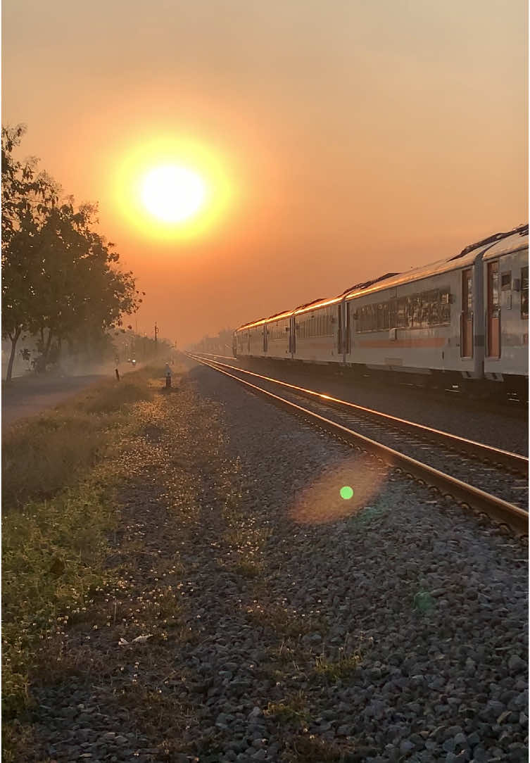 aku telah mengarungi puluhan lagu, ribu lembar buku, tetapi kosa kata yang selalu ku rindu, hanya kamu. #fyp #fypシ゚ #fypage #kereta #keretaapi #keretaapiindonesia #ngawi24jam @KAI121 @Videokeretaapi 