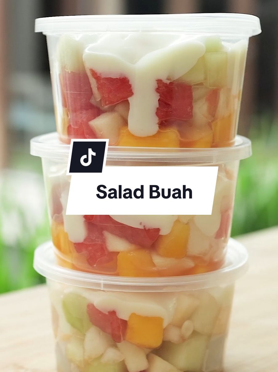 Yuk bikin Salad Buah 10rb-an buat ide jualan, creamy & enak! #saladbuahmyao #saladbuah10rb Resep Salad Buah Ala Mamayo (untuk 10 porsi) Bahan: 250 gr mangga 165 gr apel 160 gr pir 345 gr melon 315 gr semangka 200 gr nata de coco Bahan mayo salad: 370 gr Mamayo 160 gr yoghurt plain 20 gr madu 55 gr kental manis 1 sdm air perasan lemon Cara membuat: 1. Potong mangga, apel, pir, melon dan semangka. Pindahkan ke dalam mangkuk kemudian masukkan nata de coco, aduk rata 2. Di dalam mangkuk, masukkan mayones, yoghurt, kental manis, madu, dan perasan lemon, aduk rata 3. Masukkan buah ke dalam beberapa wadah lalu tuang mayo salad di atasnya 4. Salad buah siap disajikan