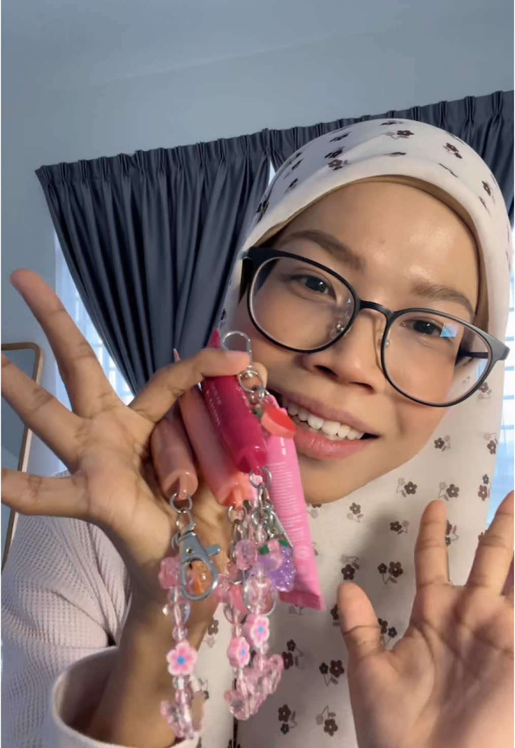 Run bestie run. Nak fefeling RH0️⃣d€ tapi harga murah, beli dkat beg kuning. Jadi la org terawal ada benda ni. #outofcolours #peptideliptint 