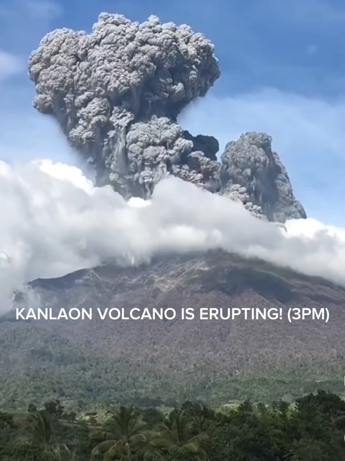 KANLAON VOLCANO IS ERUPTING! Kasalukuyang sumasabog ang Bulkang Kanlaon sa Negros Island as of 3:06 PM #kanlaonvolcano #kanlaonvolcanoeruption #Kanlaon #negrosisland #fyp #news #newsupdate #newsupdatetoday 