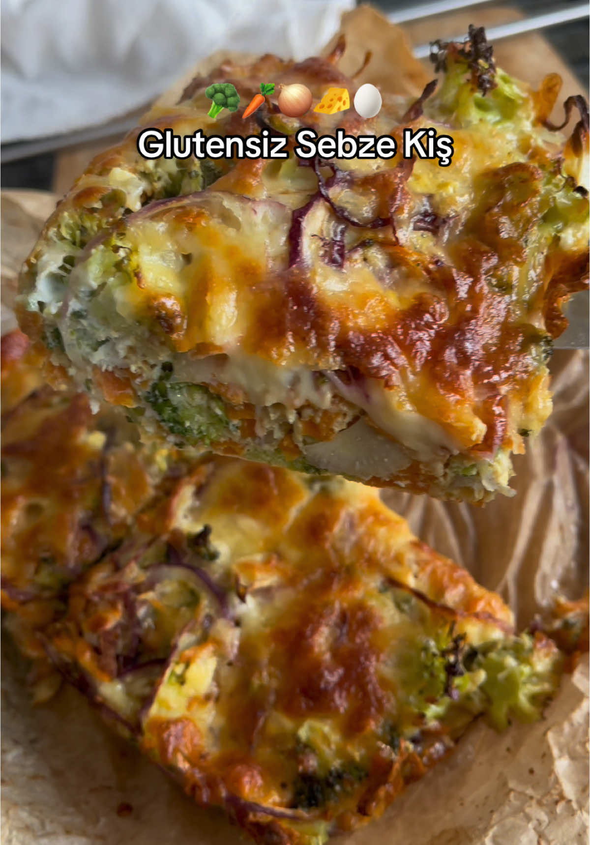 Glutensiz Unsuz Sebzeli Börek tadında bir tarif bırakıyorum 🤌🥦🥕🧅🧀🥚🎉 ister kahvaltı ister ara öğün tek başına yeter 🎄yılbaşı sofranıza da yakışır . Hazırlaması kolay besin değeri yüksek deneyeceklere afiyet şifa olsun 🥰 Malzemeler; •Yarım brokoli  •1 havuç •1 kırmızı soğan  •5 adet yumurta  •Küçük kase lor peyniri •Dilediğiniz baharatlar ve tuz  •Üzeri için kaşar rendesi  Önceden ısıtılmış 180 derece fırının alttan ikinci gözünde yaklaşık 35 dakika 👏😋❤️ glutensizbeslenme/pratikamabesindeğeriyüksektariflerim/çölyaklayaşıyorum/çölyaklayaşamayadairherşey