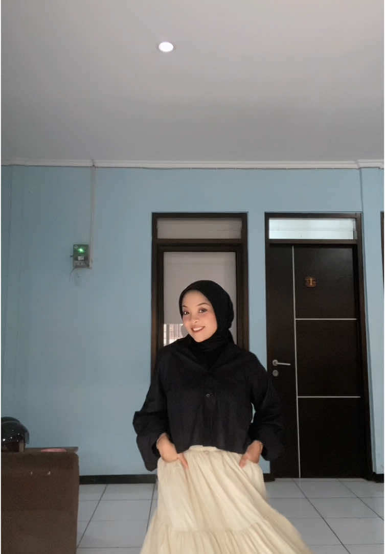 selain lagunya yang bikin candu, bajunya juga hihii  #OOTD #fypシ #viral #fyp #atasan #outfit 