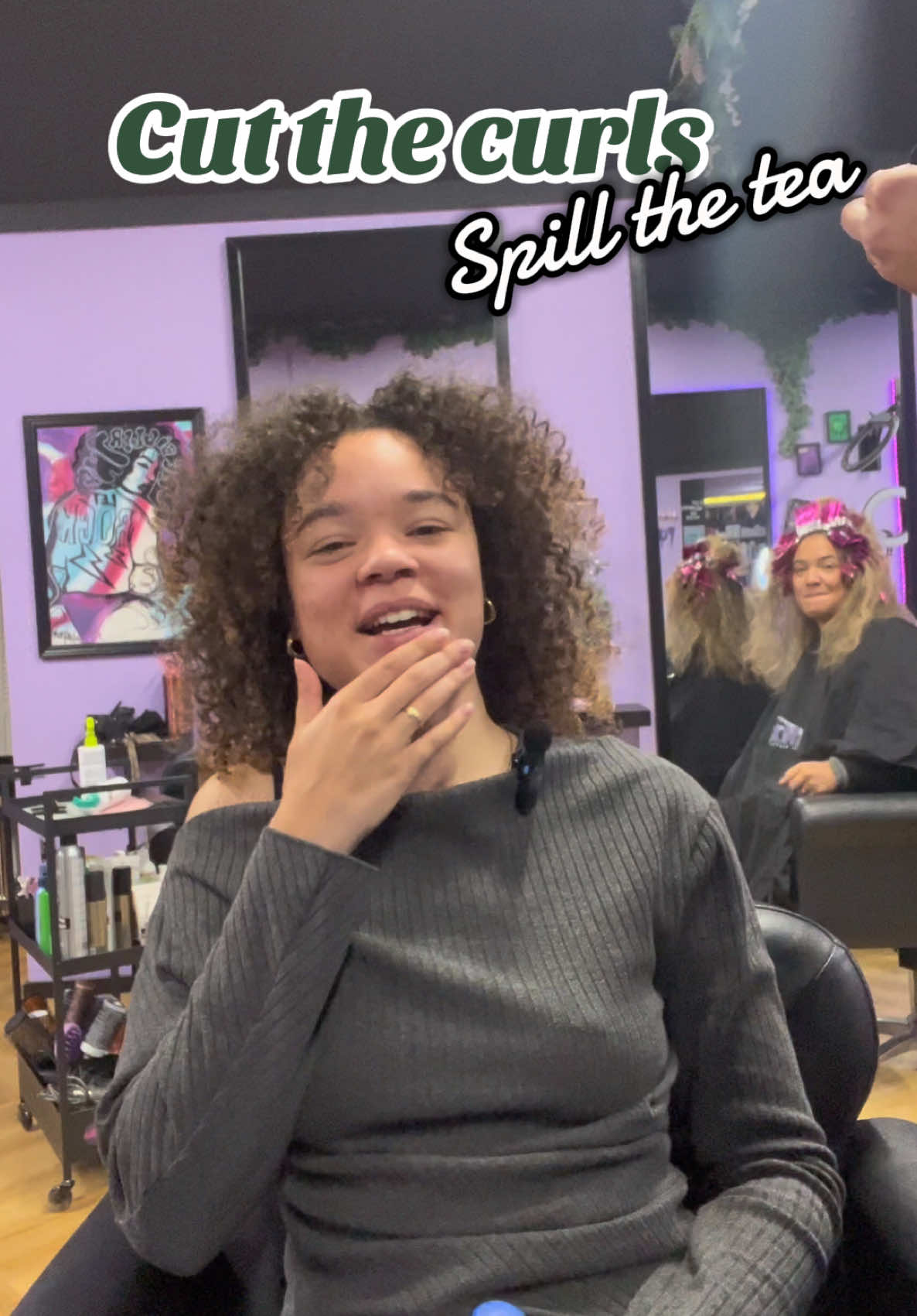 Als het familie is, mag je lekker gek doen tijdens een knipbeurt! ✂️😂 #FamilyVibes #HairGoals #curls #krullenkapper #cutthecurlsspillthetea #amsterdam #curlyhairdresser #fyp 