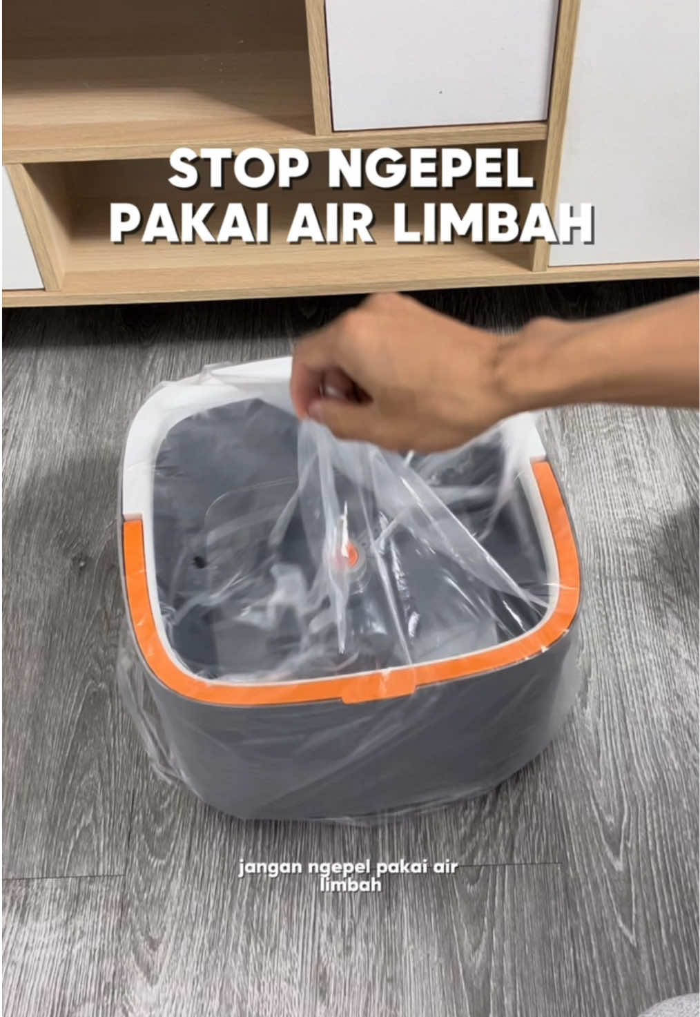 Membalas @viviconsine penyebab lantai bau amis biasanya karena air bersih yang dipakai ngepel terkontaminasi oleh air kotor, alat pel air bersih terpisah dari bomidi ini solusinya, rekomendasi alat pel bersih dan juga sehat, karena alat pel putar ini bisa misahin air bersih dan air limbahnya 🤩 #alatpel #alatpelpraktis #alatpelputar #spinmop #alatpelbomidi #rekomendasialatpel #alatpellantai #megaguncang1212 #promoguncang1212 #cuantanpabatas 