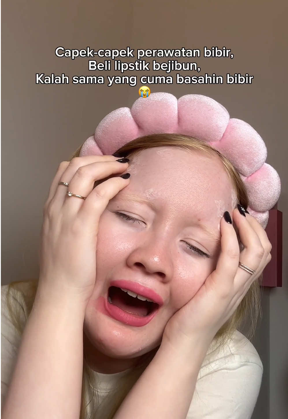 Capek-capek perawatan bibir, beli lipstik bejibun, malah kalah sama yang… 😢