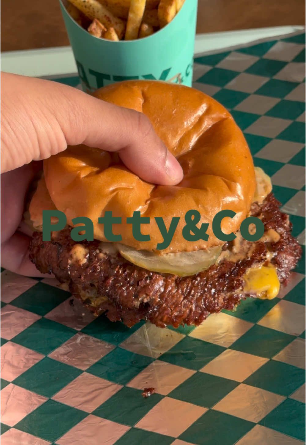 Patty&Co | باتي اند كو 🍔 اجدد ىطعم برجر فالخبر وبالنسبة لي انا اشوفه انه افضل سماش برجر جربته لانه عيشني التجربة كامله من ناحية اللحم والاطراف المقرمشة والجبن والصوص والبن والحلو انها ماتغث 😍😍! موقعهم عند مطعم قصدير في العليا 📍 مطاعم_الخبر#burger