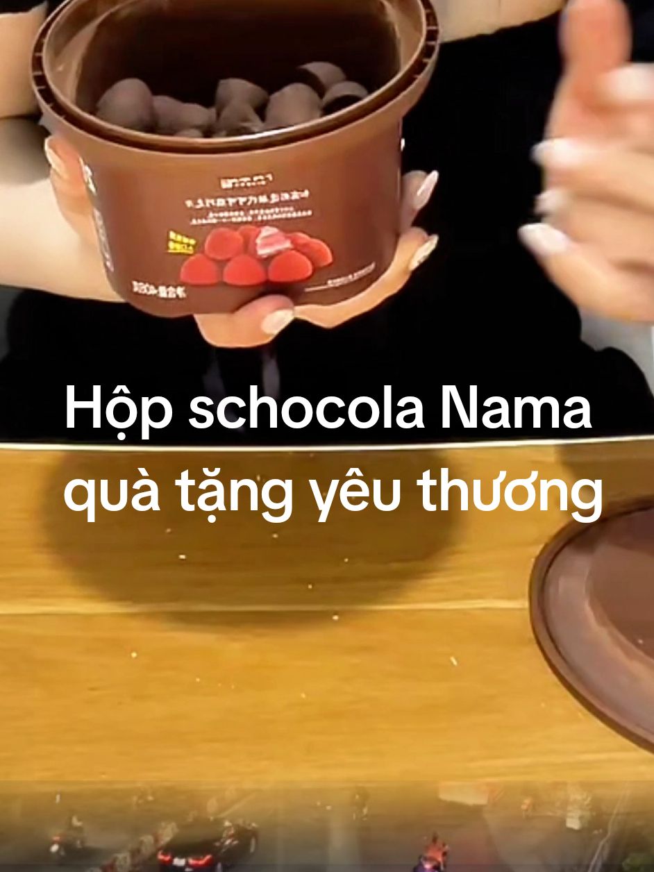 Nghe đồn ai tặng hộp schocola này là crush sẽ đổ liền... Tôi thử xem nào! Nhìn xem này các tình iu! Đỉnh cao là đây: mềm mịn, thơm phức, ăn là tan chảy trong miệng. Đề xuất tầm 66k không ăn thử là tiếc nguyên một năm đó! #socolanama #quatang #anvat #thoitrangcongnghe #amthuc #socola 