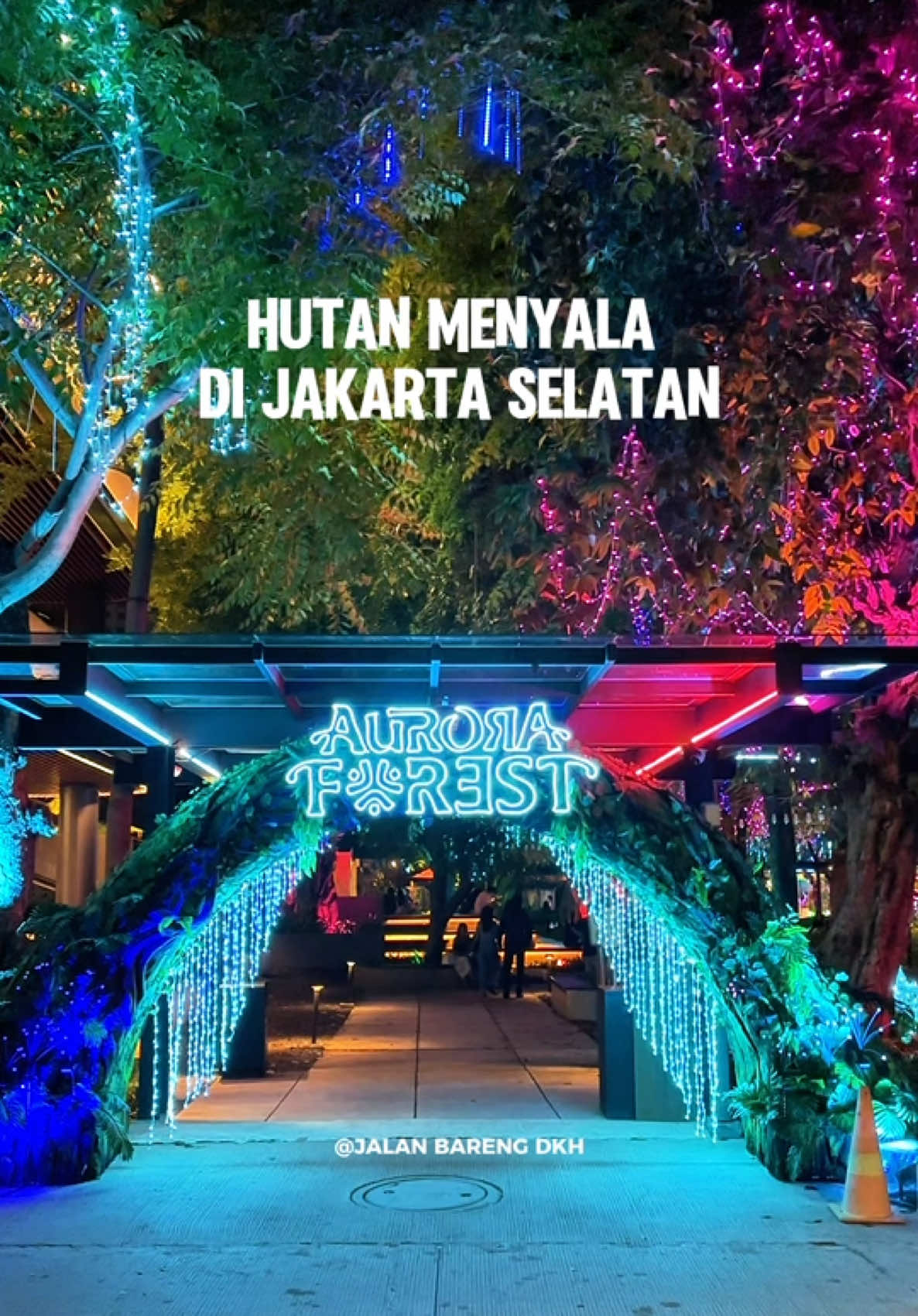 NEW‼️HANGOUT KE HUTAN MENYALA DI JAKSEL🔥 Kesini enak banget ajak keluarga,temen atau sama bestie pas malemnya jadi hutan menyala penuh dengan lampu yang bagus banget dengan suasana yang warm, tenang dan nyaman banget sambil dinner dan menghabiskan waktu bersama🫶🏻 Pet Friendly dan Gratis masuk ya Buat yang mau kesini bisa diakses mudah juga dengan MRT turunnya di CIPETE RAYA EXIT E nanti pas banget langsung ke tempat ini keluarannya TAG & SHARE biar pada tau ada tempat keren gini di Jaksel Follow @jalanbarengdkh Follow @jalanbarengdkh Follow @jalanbarengdkh LOKASI 📍URBAN FOREST CIPETE @urbanforestcipete  #UrbanForestCipete #UrbanForest #UrbanForestCilandak #UrbanForestJakarta #UrbanForestJakartaSelatan #Jaksel #JakselLifeStyle #JakselHits #JakselInfo #JakartaSelatan #Cipete #CipeteRaya #Placetogo #PlacetogoJKT #JakartaInfo #InfoJakarta #JakartaHits #ExploreJakarta #WisataViral #AuroraForest #HutanMenyala #EventNatal #Christmas #Natal2024 #DecorNatal #jalanbarengdkh #TempatHangout #CafeJakarta #foryou #fyp