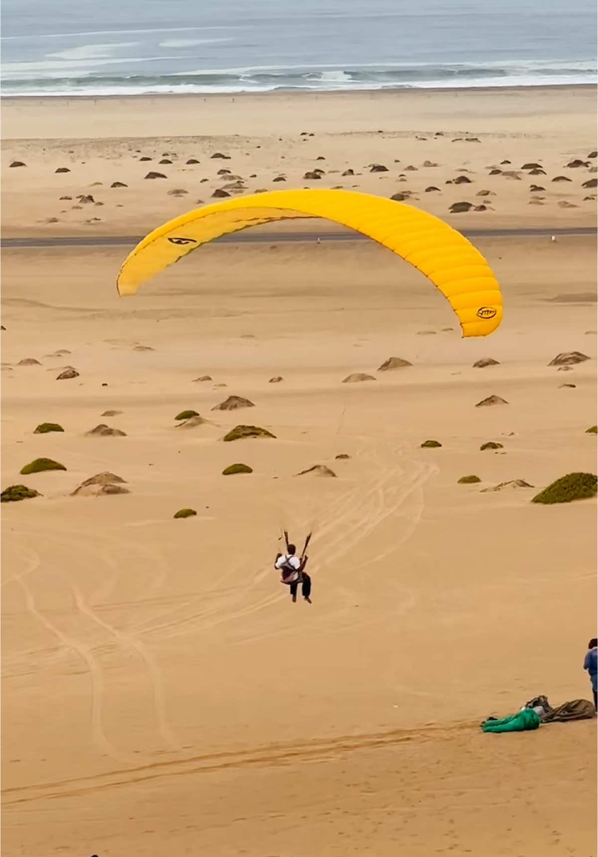 I just paraglided for the first time in the desert and it was so liberating 😭 first attempt was the smoothest since it was the lowest level, but I sat too soon on the second attempt, jiki jiki I am fighting for my life emoyeni 😭😂 #noeleensaid #paragliding #namibia 