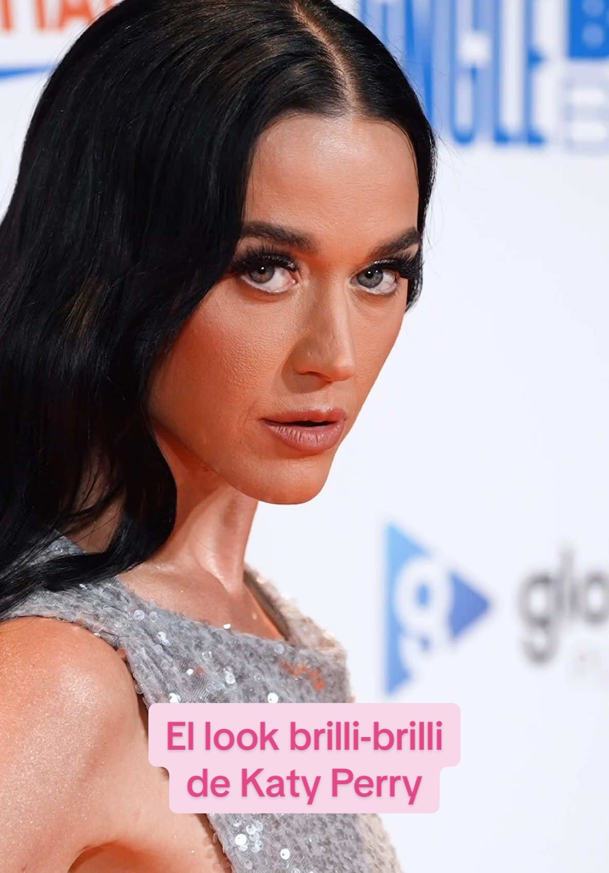 #katyperry o cómo llevar el brilli-brilli a otro nivel ✨ Y no hablamos solo de su vestido de lentejuelas de #aniyerecords, sino cómo la artista lo ha combinado magistralmente apostando todo al plata con una manicura metalizada, una sombra de ojos ‘glitter’ —que brilla tanto o más que su iluminador corporal— y unos zapatos Cenicienta de altura 💎 ¿Aceptamos plata como el nuevo color tendencia de la Navidad? #moda #fashion #fashiontiktok #look #redcarpet #lentejuelas 