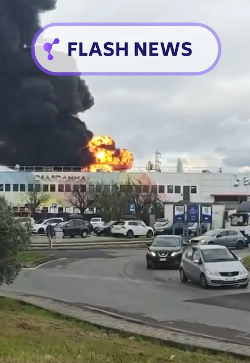 Una potente esplosione ha scosso questa mattina la provincia di Firenze intorno alle 10:15.  Secondo le prime informazioni, l’incidente sarebbe avvenuto in un deposito di stoccaggio dell’Eni situato nel comune di Calenzano, nei pressi del Centro Commerciale I Gigli.  Sul posto sono immediatamente intervenuti ambulanze, vigili del fuoco e forze dell’ordine per gestire l’emergenza e valutare l’entità dei danni. Le cause dell’esplosione sono ancora da chiarire. #flashnews #firenze #calenzano #igigli 