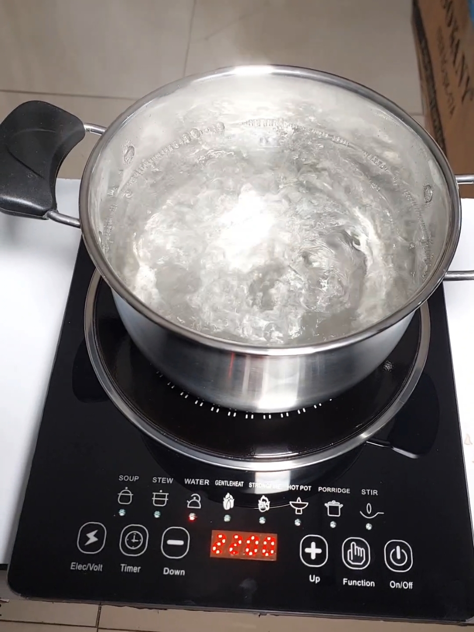 🇰🇪3500 Single induction cooker . Order now❗️ Cook your favourite meals as easy as the push of a button with the induction cookers. Control everything effortlessly with the sleek touch controls at the front of the unit. The timer conveniently switches off the assigned cooking zone after the set time. Its 8 heat settings let you allow you to attain a gentle simmer, a tumbling boil and everything in between. The German technology used in the electric induction cooktops and other features make it ideal for people who love having dinner parties at home. With a range of innovative features including 24 hour preset function, touch sensor switch, 3 hours timer function, wide voltage supported design, crystal glass panels, over heat protection; this induction cooktop for kitchen serve as a welcome addition to any modern kitchen. Featuring a slick look, these induction cooker appliances can easily blend with your contemporary kitchen set-up. #inductioncooker #inductionheater  #christmas #householditems #stylehomehub #