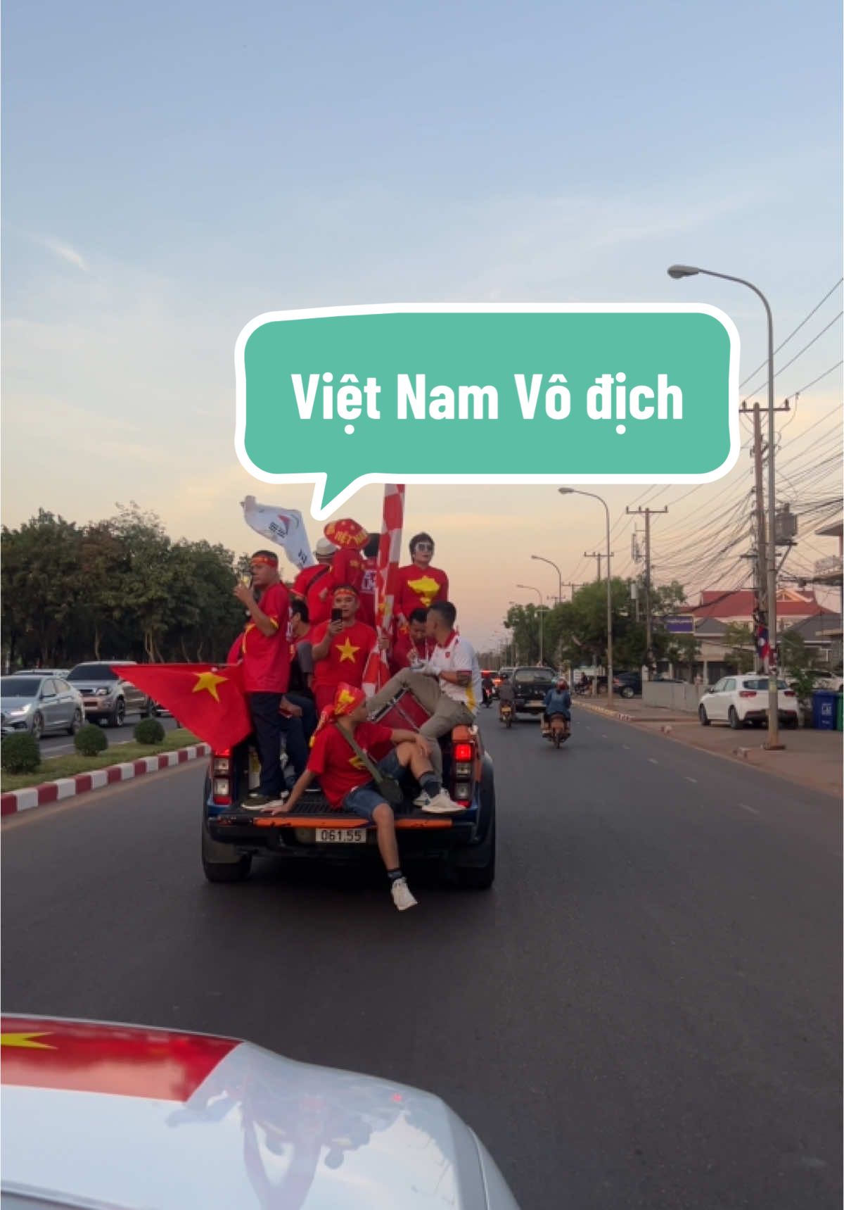 Anh ăn nhanh để kịp đánh trống cổ vũ cho đội tuyệt Viêt Nam. Thật tuyệt vời Việt Nam vô địch. #xuhuong #vinfast #cntcar #vf8 