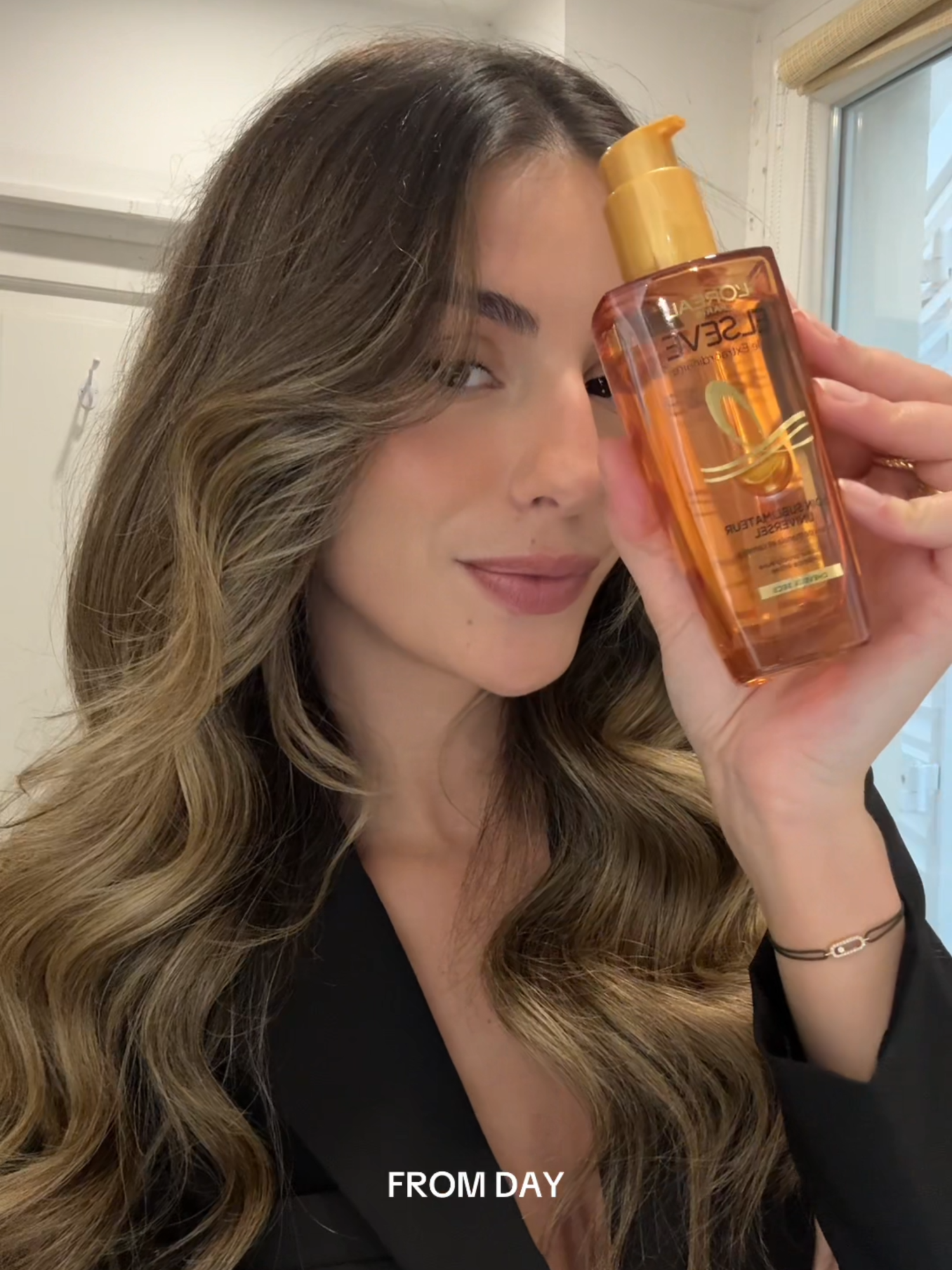 From day to night, elegance is always delivered 💁‍♀️ @elisalevallois #LorealParis #lorealparishaircare #elnetthairspray #extraordinaryoil #daytonight