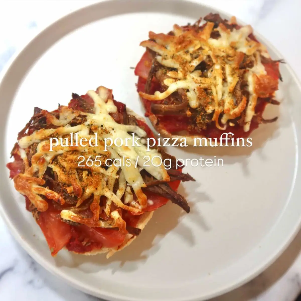 Go make these! 260 cals / 20.8g P, 30g C, 4.9g F Swipe for recipe! Access my exclusive recipe app via the link in my bio! #highprotein #highproteinmeals #highproteinrecipes #highproteinlowcarb #quickrecipes #calories #caloriecounting #caloriedeficit #lowcalorie #pulledpork #lunchideas #lunchmealprep #englishmuffins #pizzamuffins #dinner #dinnerinspo