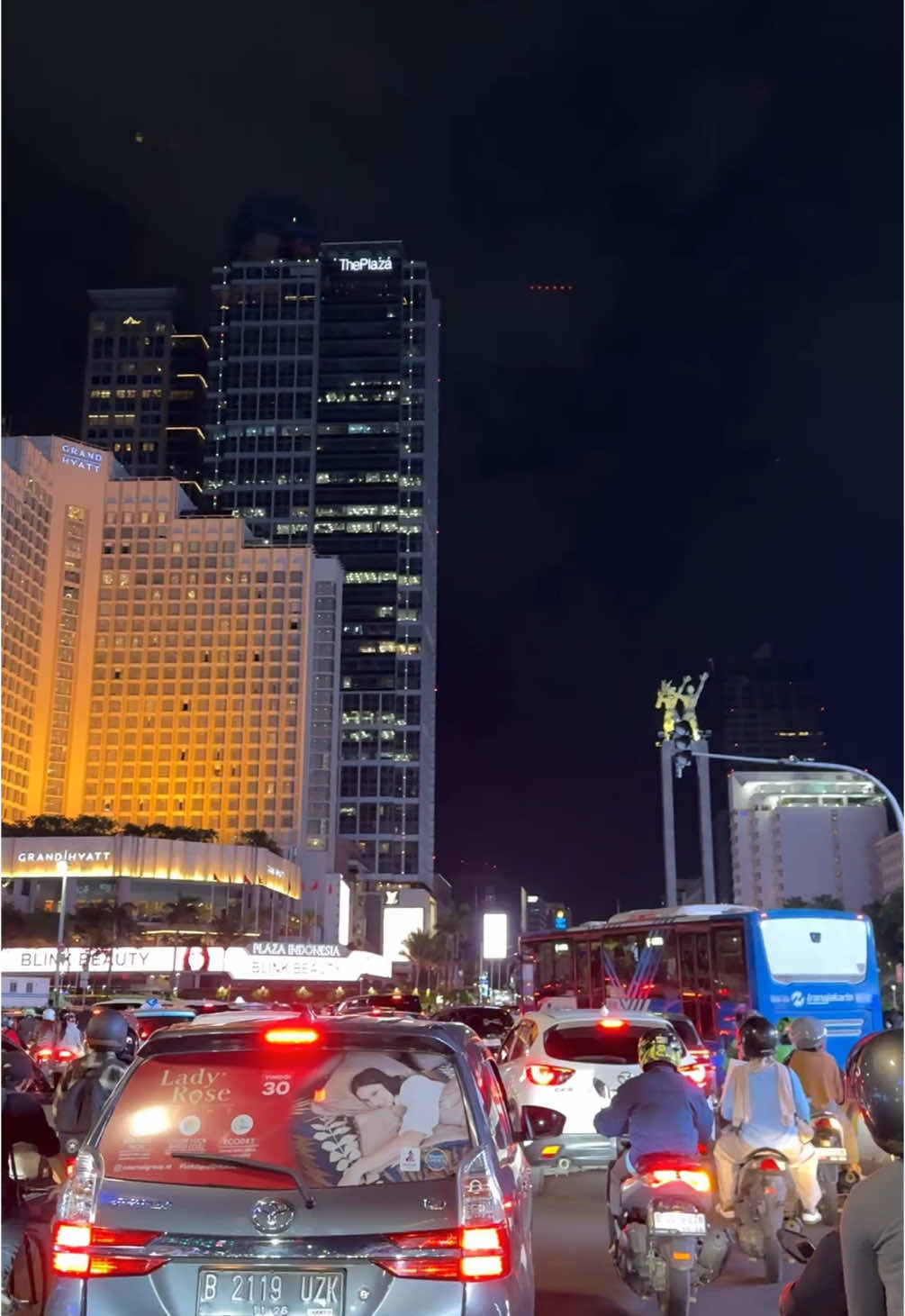 Menikmati city lights dan macetnya Kota Jakarta 👀✨ #placetogojkt #jakarta #cityview #cityvibes #citylights #sudirman #scbdsudirman #bundaranhi #jktfyp #fyp #visitplaceidn #visitplacerandom 