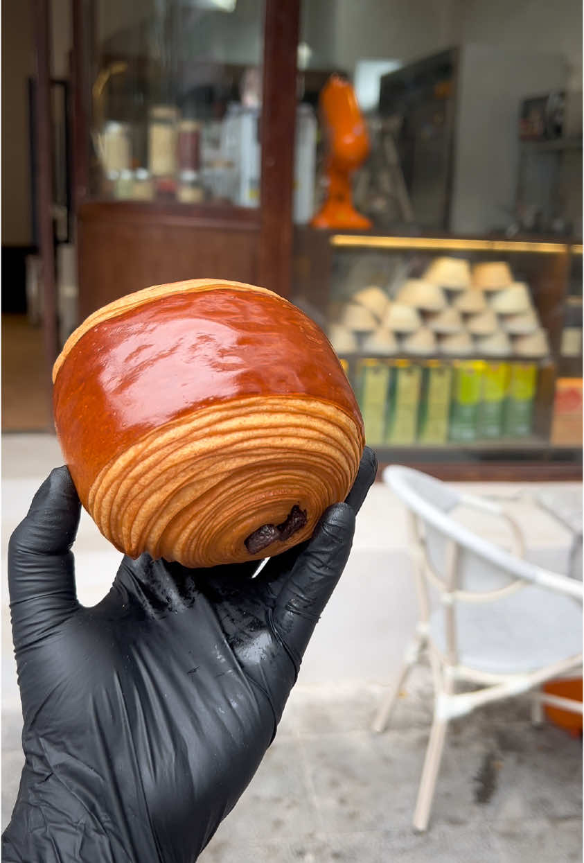 Pain au Chocolat tại MonCoeur – Hương vị ngọt ngào đến từ nước Pháp! Lớp vỏ giòn tan, nghìn lớp bơ mềm mại ôm trọn những thanh chocolate đậm đà, tan chảy trong từng miếng cắn. Không chỉ là một chiếc bánh, đây còn là một hành trình vị giác đầy mê hoặc, từ lò nướng thẳng đến tay bạn. Hãy ghé 27 Trần Bình Trọng để cảm nhận sự khác biệt! 🍫 #moncoeurbakery #viennoiseries #fyp #foryoupage #painauchocolat 