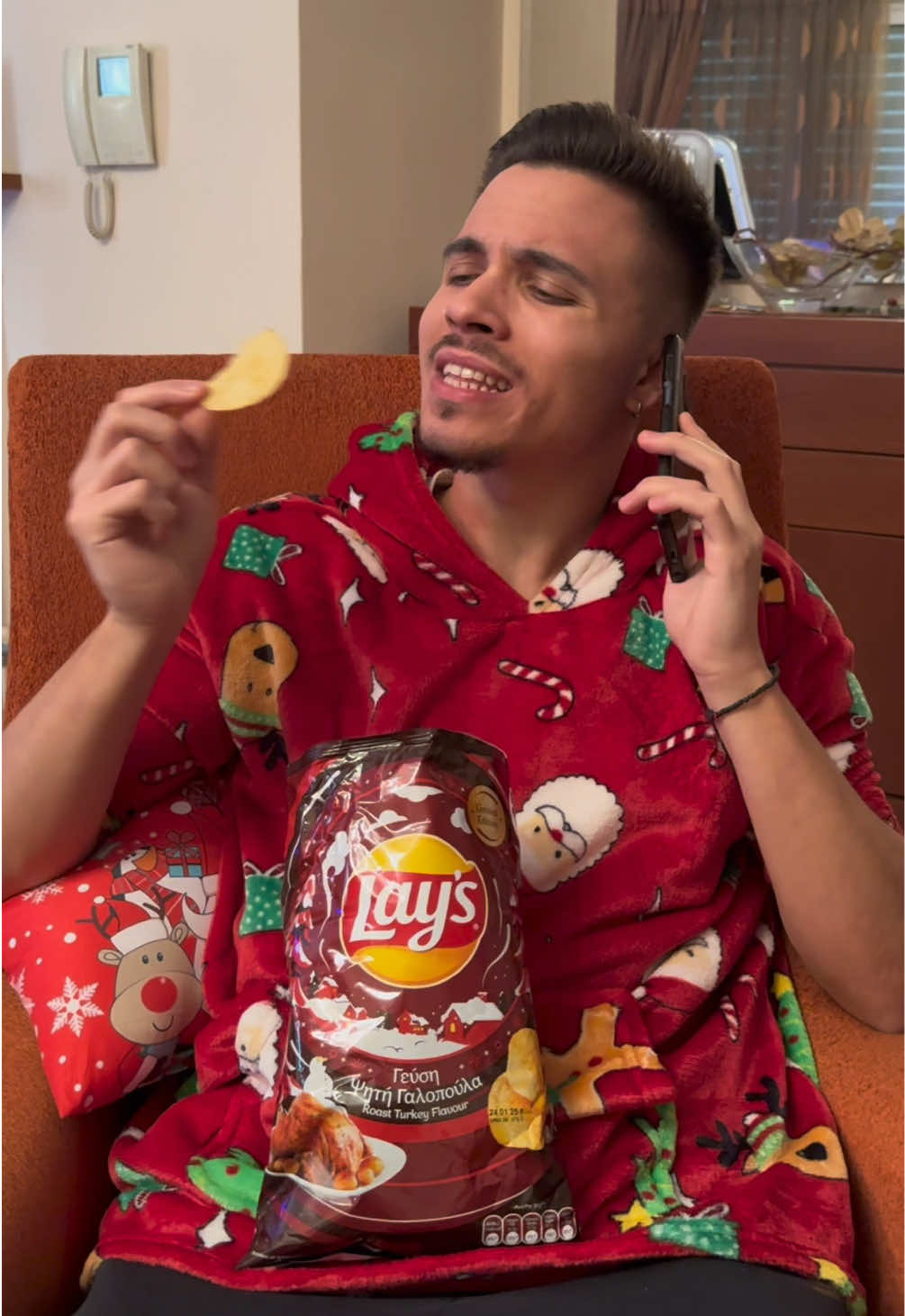 Να ’ναι καλά τα Lay’s, νηστικοί θα μέναμε!🥲 #Lays #laysfestive #xmaswithlays #advertisement #ad #διαφημιση #tasostsal 