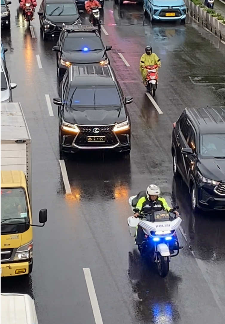 Respect Moment 👍🏻 saat rangkaian Bapak Wakapolri Komjen Pol Ahmad Dofiri ⭐️⭐️⭐️ memprioritaskan ambulans terlebih dahulu 🚨🚑 #polri #polisi #polripresisi #polisiindonesia #gipol #patwal #carspotting 