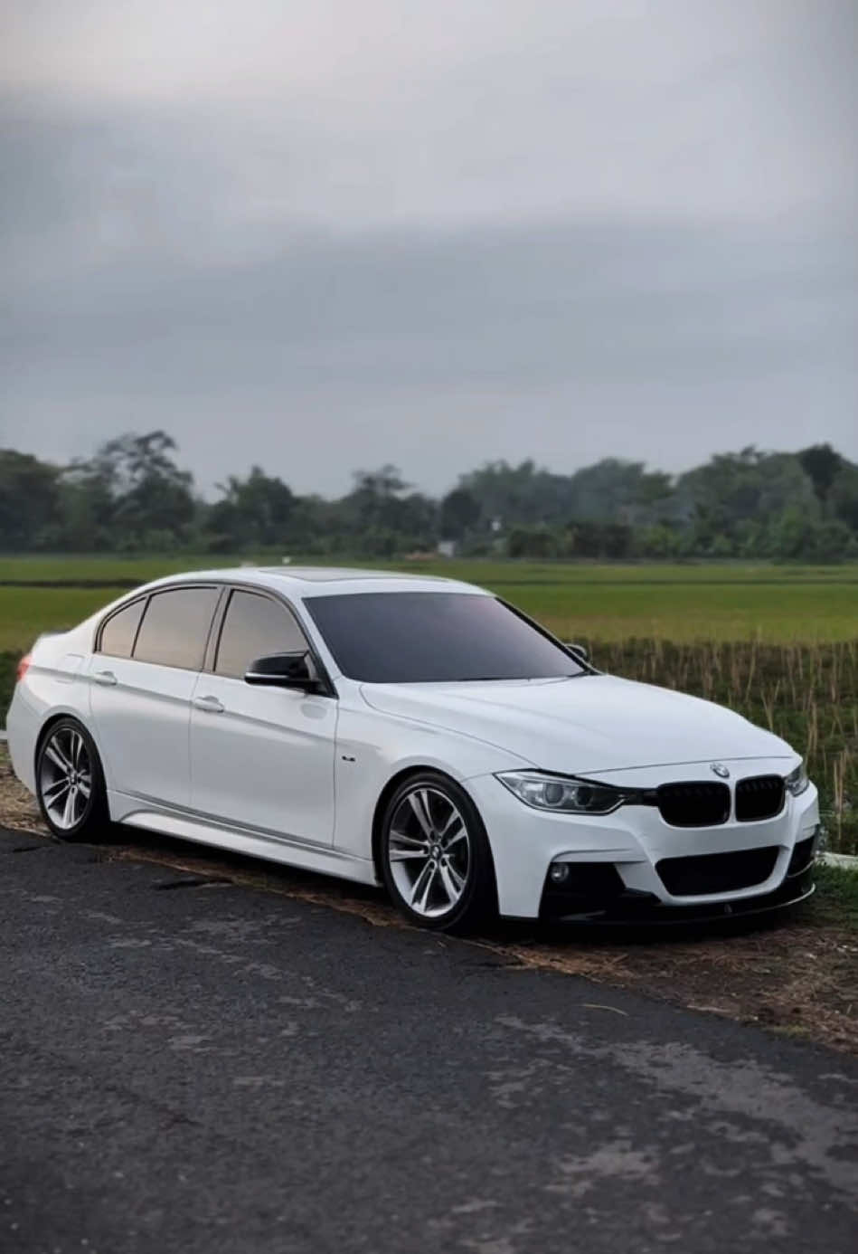 Forsale Nihh🤩 BMW F30 328i N20 Sport Thn 2013 Nik 2012 • Price 345jt  - White on Black - Odo 82rb Miles - Pajak Hidup Panjang - Plat B Ganjil - Mobil No Minus - Mesin standart dan sehat - Oli baru Mods :  - Bodykit Full M Perfomance - Front Lips Black glossy - Coilover KW V3 - Exhaust Custom ( No Fullsystem ) - Ducktail Carbon - Sharkfin Carbon - Cover Spion - Double Slate Grill Spec :  - Engine 2000cc twin scroll turbo - Harman kardon sound system - Aux, Usb, Bluetooth - Sunroof - Navigation - Electric seats - Paddle shifts - Exterior Interior like new Dokumen lengkap. Termasuk kunci 2, BPKB, Faktur dll. Dijamin bukan mobil bekas banjir atau tabrak 📍Tulungagung For Inquiry 082117774261 (Robert/Wa only) #bmw #f30 #320i #jualbmw #fyp #emperorautocars #jualf30 #jual320i #jualbmwf30 #mobil #jualmobil #jualmobilsecond #mobilmurah #bmwmurahbandung #328i #bmw328i #jual328i #jualbmw328i