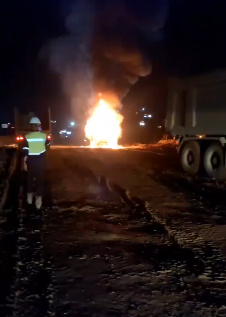 detik-detik dump truck tambang terbakar 🔥 #helmkuning #pejuangnafkah #ungkemaketi #anakrantau #pejuangrupiah #anaktambang #fypviralシ #fyp #viral #malukuutara #wedabaynikel🇲🇨🎌 