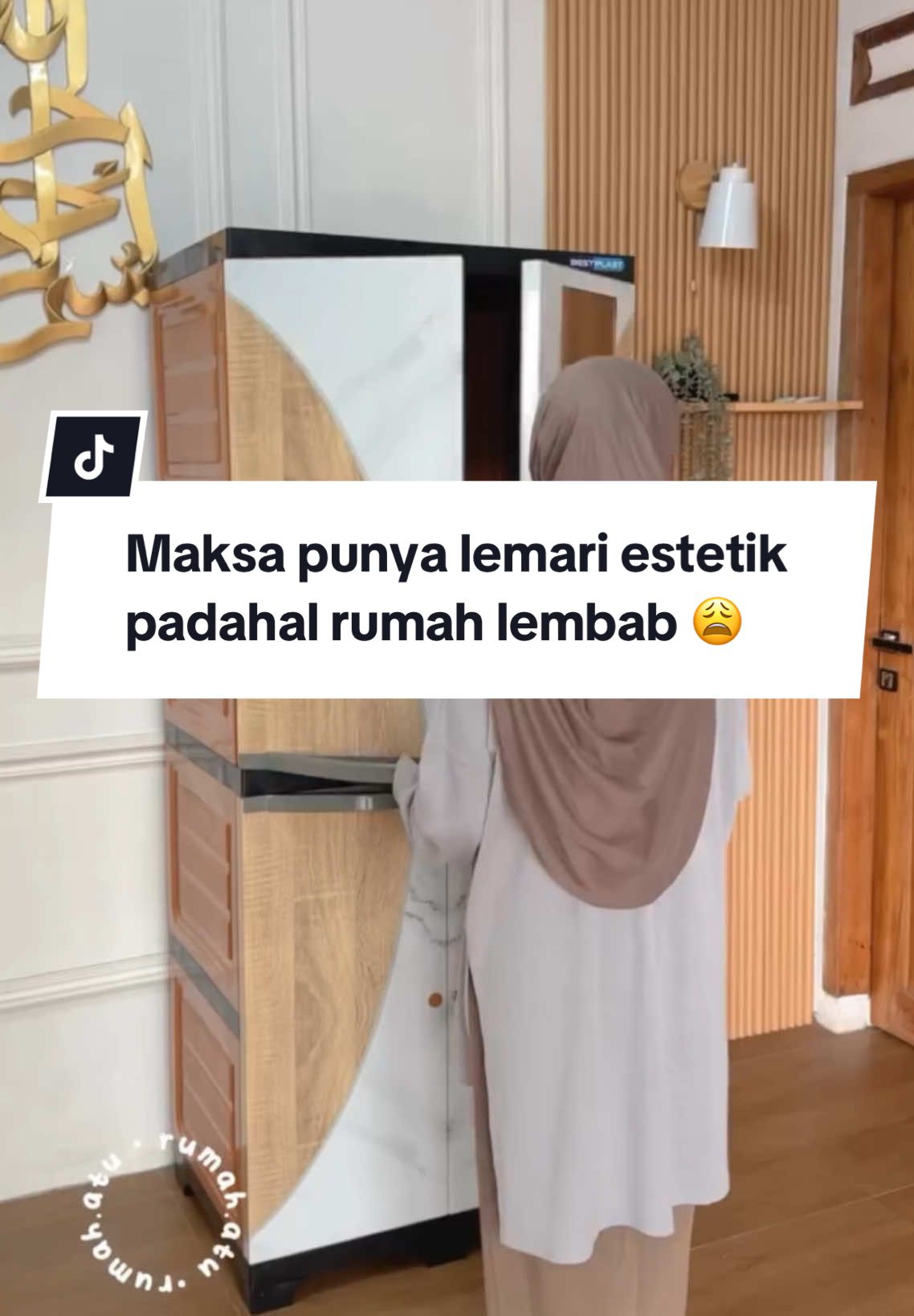 Ruangan lembab, tapi tetep pengen punya lemari yang estetik 😭🙏 Untuuuuung ada lemari BMC dari Bestplast 😍 Desain lemarinya cakep banget dan udah ada 4 rak dengan penyimpanan yang luas 🥰 Karena ini dari plastik, jadi anti rayap, anti air, anti jamur deh ✨ Harganya under 1 juta, aman banget kan di kantong?😎 #olympicgroup #olympicfurniture #bestplast #lemariminimalis #lemaripakaian #lemariplastik #lemaribaju #lemarimurah #fyp #promoguncang1212 #endyearsale 