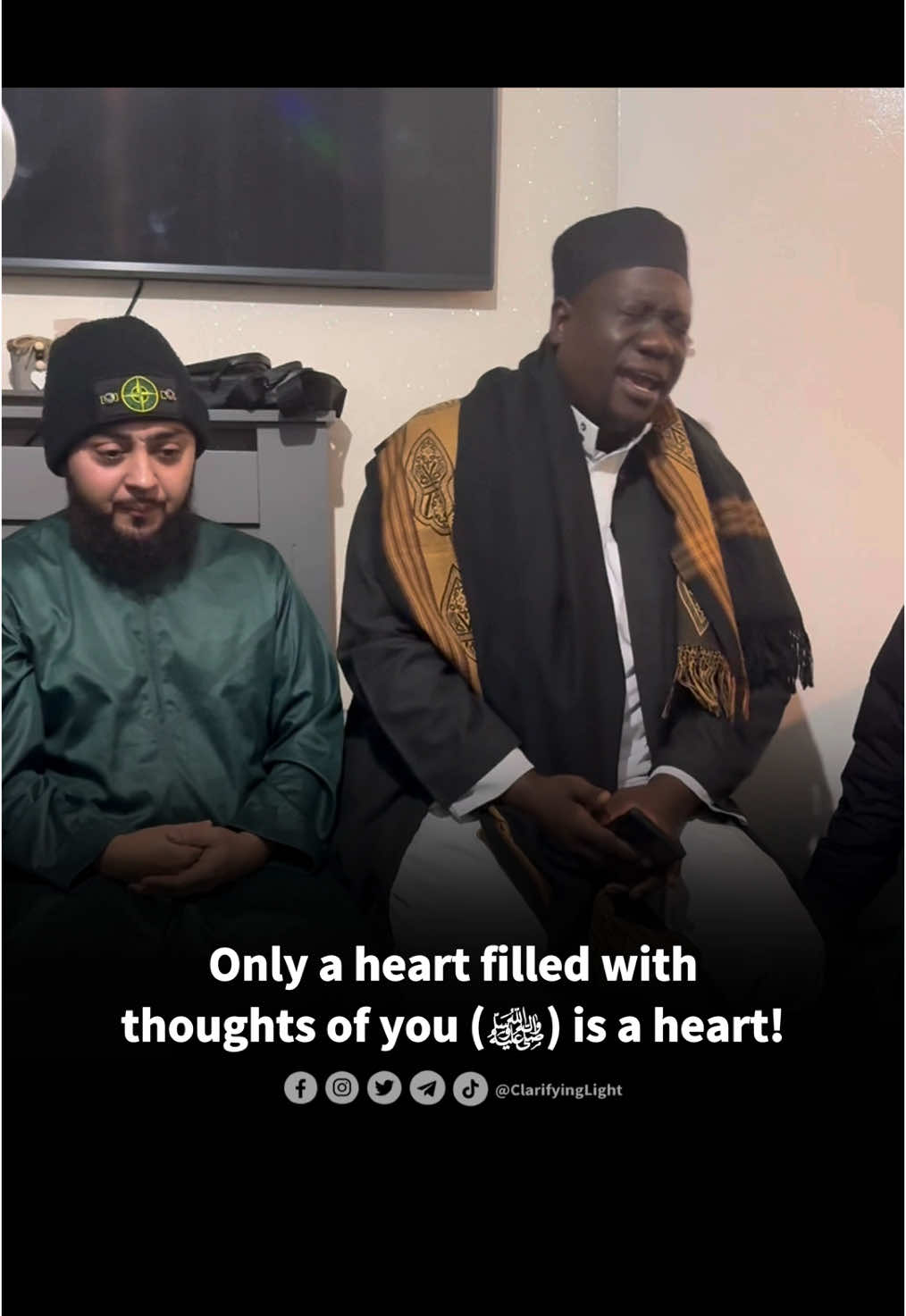 A South African brother reciting the poetry of Imām Aḥmad Riḍā Khān alongside a Pakistani brother. No mic, no studio – just pure love for Rasūlullāh ﷺ ♥️ #islamicpoetry #subhanallah #yanabi #yarasoolallah #naat #alahazrat #muslimtiktok #fyp 