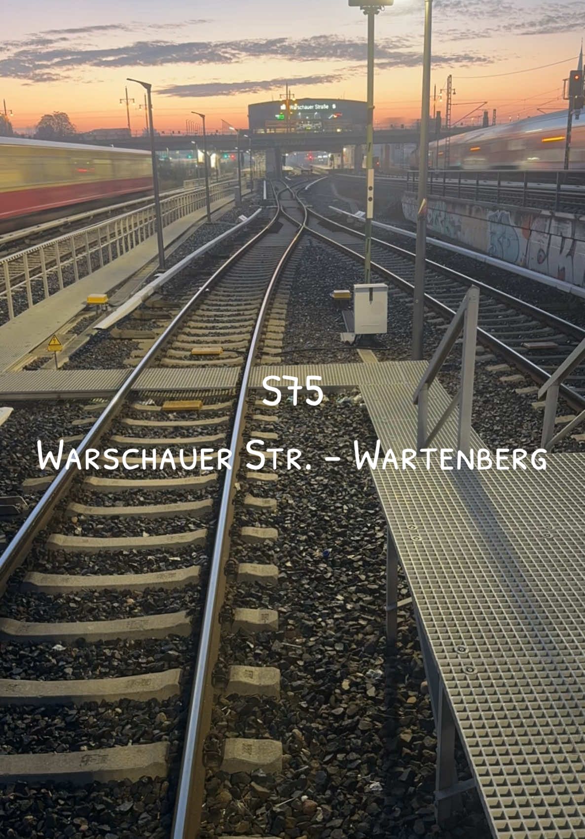 in der kürze liegt die würze 🧂 Mit gerade mal 22 min Fahrzeit ist die S75 einer der kürzesten S Bahn Linien nach der S47 bei der Berliner S-Bahn. Im Morgengrauen kann es aber schonmal ganz schön sein 🥰 #triebfahrzeugfuehrer #sbahn #berlin #br481 #lokfüher #wartenberg #zeitraffer #timelapse #sbahnberlin 