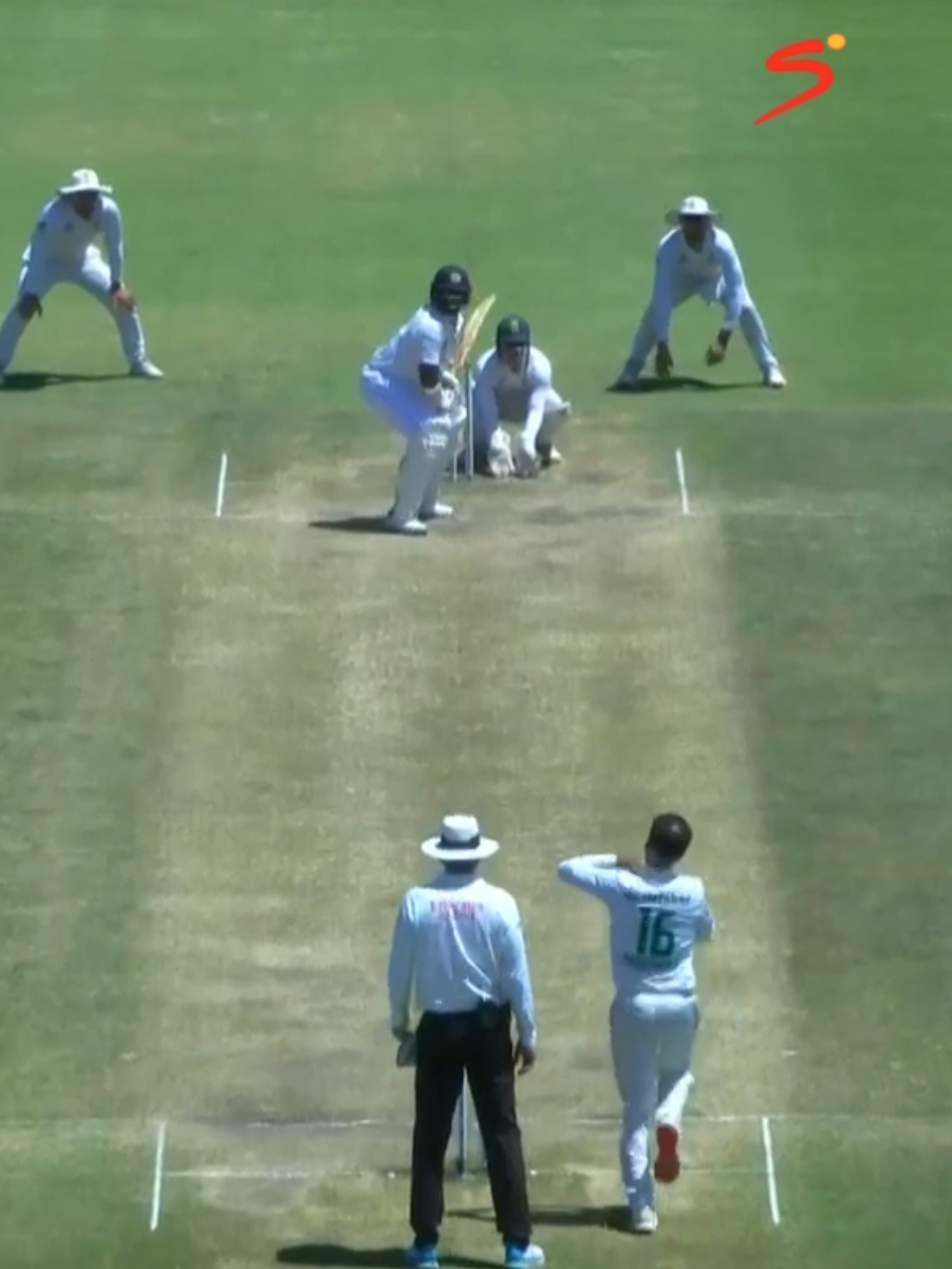 Kyle Verreynne is looking for followers 😂 - you know what to do! 👀 #SportsonTikTok #SSCricket #Cricket #SAvSL #SummerOfCricket #TikTokSA #SouthAfrica #ProteasMen #Mzansi 
