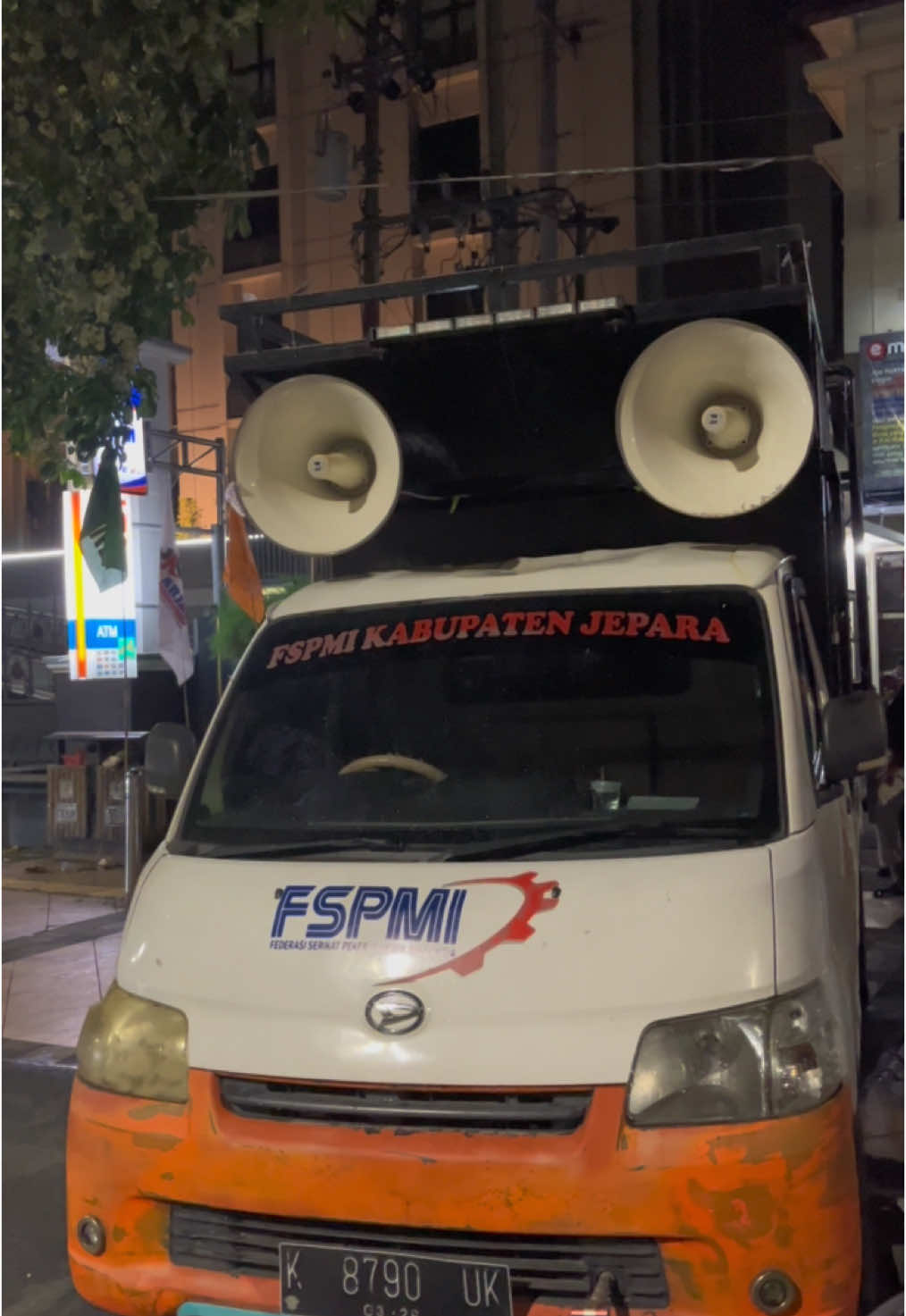 Aliansi Buruh Jawa Tengah (ABJAT) mendirikan Tenda Juang Kawal Konstitusi di depan kantor Disnakertrans Provinsi Jawa Tengah dikarenakan Rapat Pleno Dewan Pengupahan Provinsi Jawa Tengah tidak ada kesepakatan  #umpjawatengah #umsp #buruhjateng 