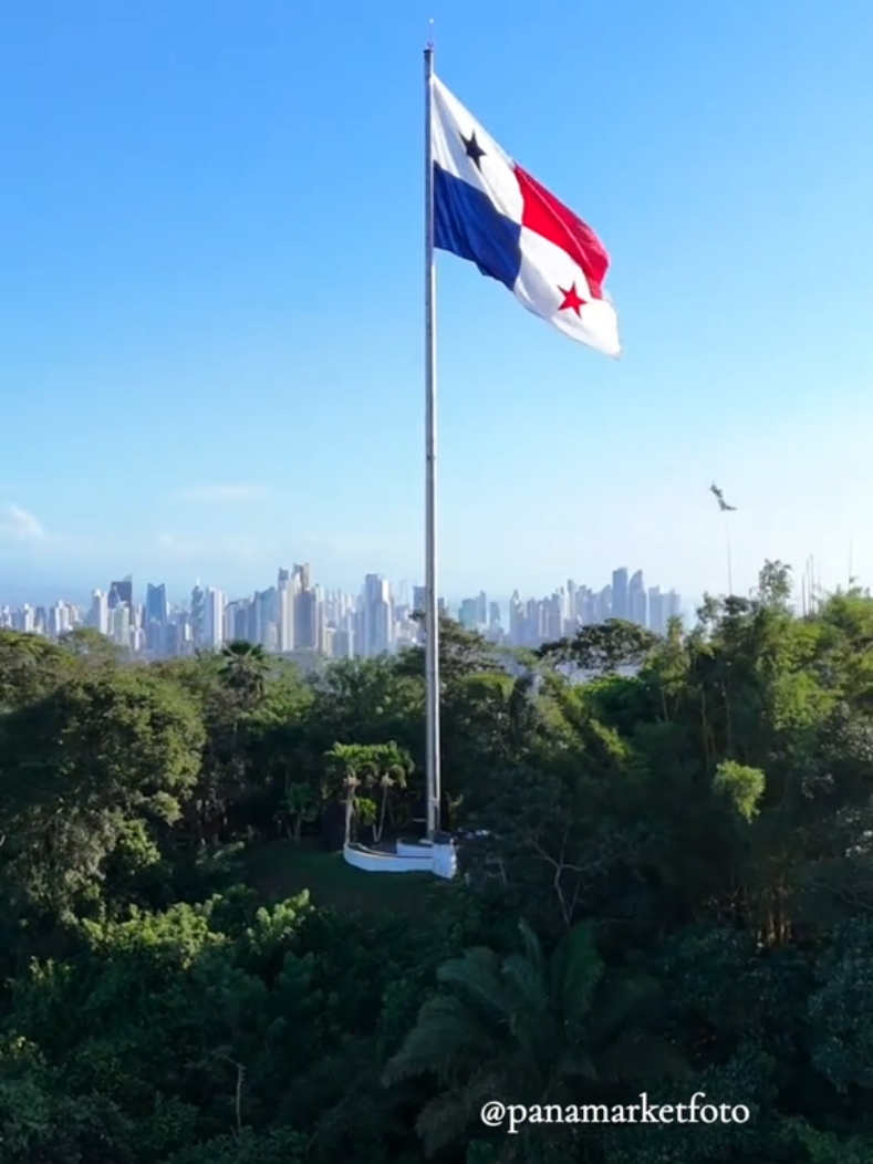 Qué increíble vista desde el Cerro Ancón! Desde ahí se puede admirar la majestuosidad de la bandera ondeando sobre la ciudad, un símbolo de orgullo nacional. #panamá  #patria  #país 