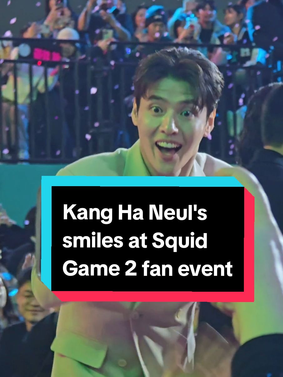 Kang Ha Neul's smiles at the Squid Game season 2 fan event at Seoul, South Korea. ------------ #SquidGame season 2 premieres on December 26 via Netflix. #SquidGameSeoul  🟥️ Cast including Lee Jung Jae, Lee Byung Hun, Kang Ha Neul, Im Siwan, Jo Yuri, Park Sung Hoon, Wi Ha Jun, Lee Jin Uk, Lee Seo Hwan, Yang Dong Geun, and Kang Ae Shim. 🗓 Officially premieres on December 26 via Netflix. #kdrama #kdramafyp #koreandrama #ParkSungHoon #KangHaNeul #ImSiwan #LeeJungJae #ParkGyuYoung