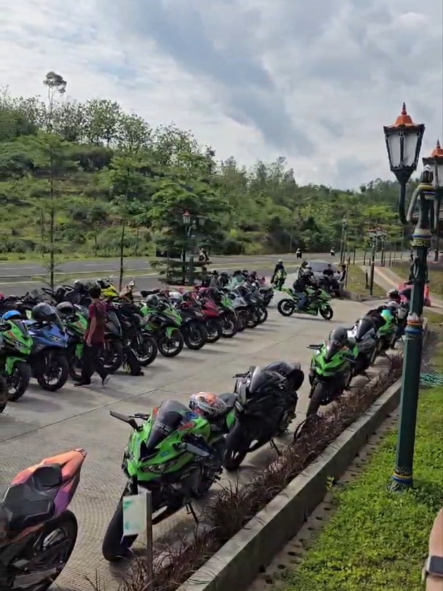 Suasana di Jamnas 1st ZX Indonesia di Yogyakarta, Flyby ZX25R #jamnas #jamnaszxownerindonesia #jamnasyogyakarta #flyby #flybyzx25r #yogyakarta #yogyakartaistimewa 