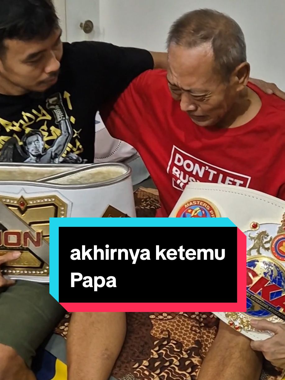 menepati janji ke papa.. dan syukurnya keadaannya sudah membaik. Banyak banget hal2 yg cukup mengganggu sebelum fight, anak istri sakit, kawan meninggal, papa kritis di rs, kaki cidera saat latihan, dan semua terbayarkan dengan kemenangan dan sabuk juara.. buat teman2 semua.. terus lah berjuang dan selalu bangkit dr kegagalan.. proses ga akan pernah mengkhianati.. #ayah #kickboxing #muaythai #tinju #rudygoldenboy 