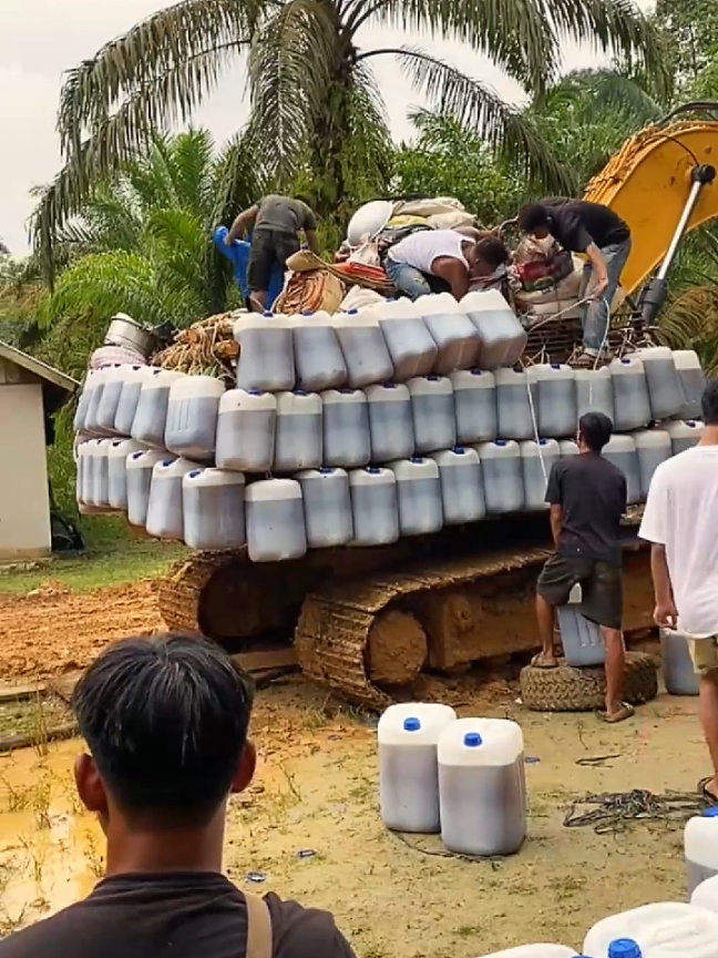 Bawa banyak bahan bakar untuk berangkat kerja #excavator 