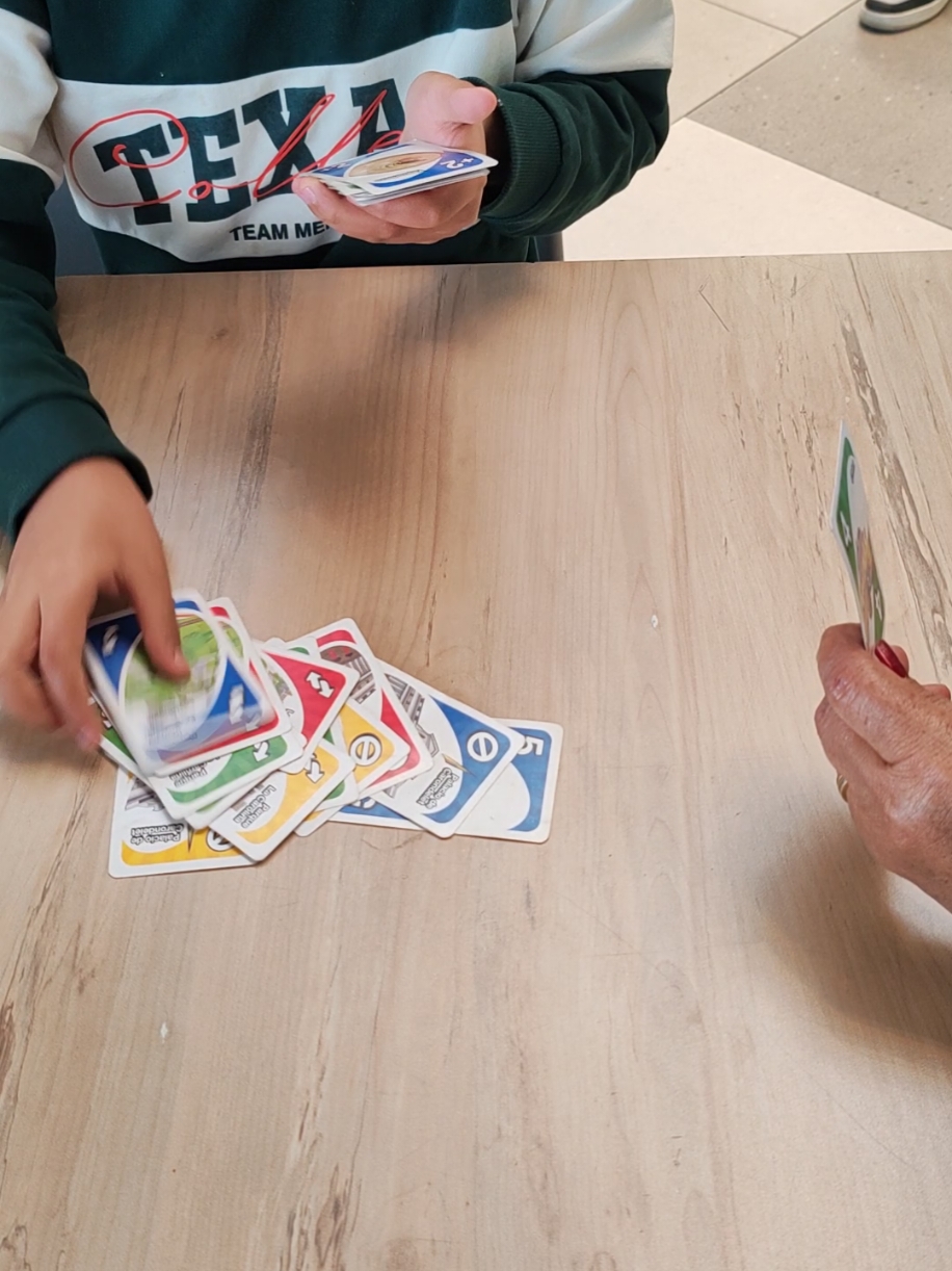 Jugando Uno con mi sobrino experto #Uno #trend #juego #trendig #videoviral #tiktok #foruyou #fyp #juegodemesa #sobrino