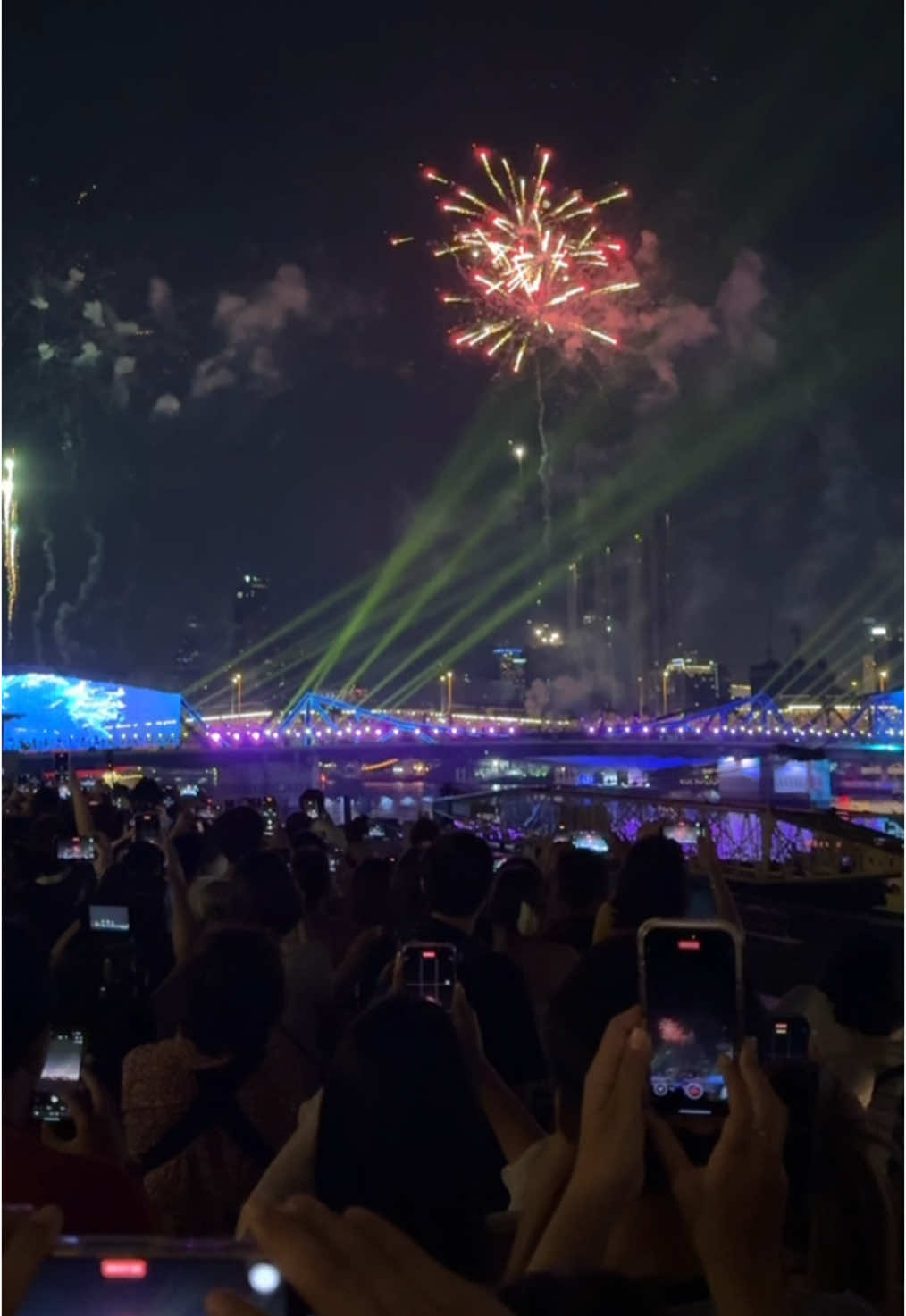 ดูพลุกัน 🎆🎇 #สะพานพุทธ 