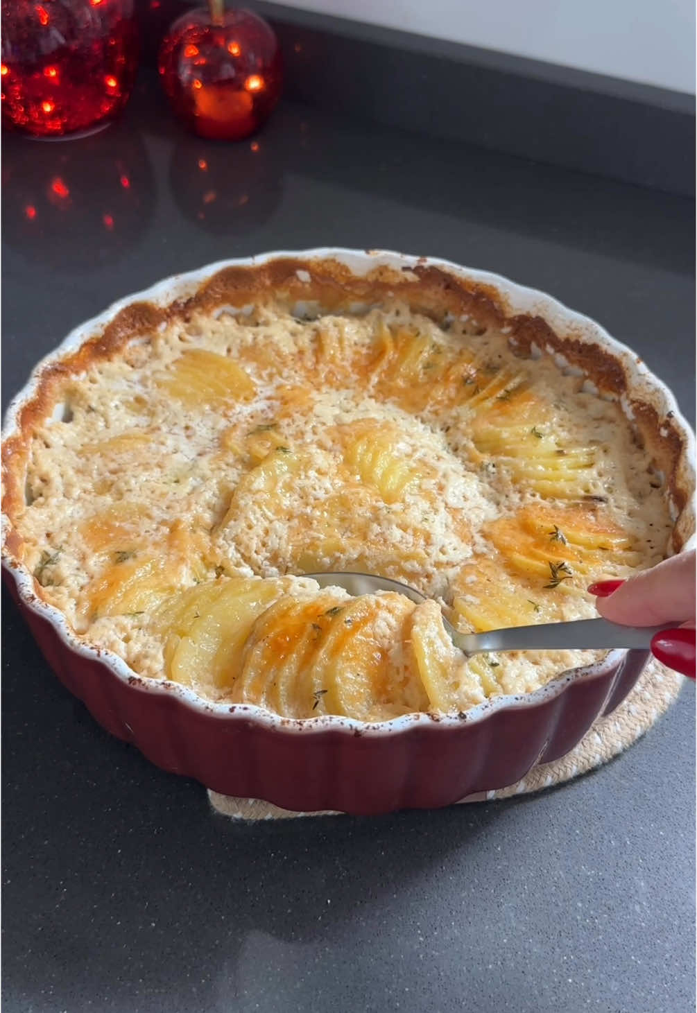Patate gratinate 🌱 Ingredienti ⬇️ - 300 g di patate dolci - 400 g di patate ————————— - 200 g di panna da cucina - 100 g di latte - 30 g di burro sciolto  - timo fresco  - sale e pepe nero  ————————— - formaggio  - parmigiano grattugiato  ————————— Forno a 190° per 1 ora e mezzo. Scoprire la pirofila gli ultimi 10 minuti  . جراتان بطاطس 🌱 المكونات⬇️ - 300 جرام من البطاطا الحلوة - 400 جرام من البطاطس ————————— - 200 جرام كريمة الطبخ - 100 غرام من الحليب - 30 جرام من الزبدة المذابة  - زعتر طازج  - ملح وفلفل أسود  ———————— - الجبن  - البارميزان المبشور ————————— فرن على حرارة 190 درجة لمدة ساعة ونصف. اكشفي طبق  عن آخر 10 دقائق . . .  #EasyRecipes #Recipe #gratin #recetas #cooking #potatoes #recipes 