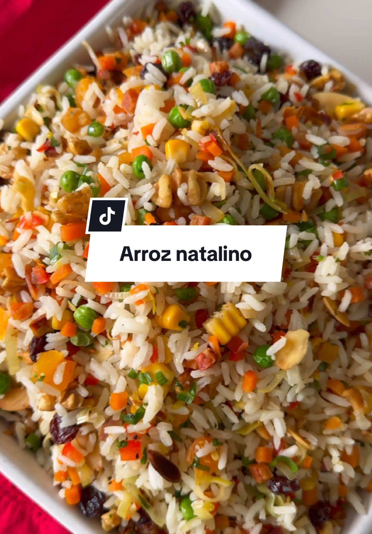 Arroz natalino 🎄 Esse é o melhor arroz que você vai fazer na sua ceia, sério, fica impecável demais, até puro da pra comer 🤣 já salva aí:  Ingredientes pro arroz:  2 dentes de alho ralados  1/2 cebola picada  1 folha de louro  1 fio de azeite  2 xícaras de açúcar  1/2 xícara de vinho branco seco  4 xícaras de água  Sal à gosto  Refogue o alho no azeite, coloque a folha de louro, o arroz e o sal, misture bem, acrescente o vinho, deixe evaporar e adicione a água, tampe até cozinhar.  Pra refoga:  1 dente de alho  1 fio de azeite  1 cenoura grande cortada em cubos pequenos  1/2 alho poro picado  1 pimentão vermelho picado  1/2 xícara de ervilha  1/2 xícara de milho verde  1/2 xícara de água  Sal e pimenta do reino à gosto  Refogue o alho no azeite e em seguida acrescente a cenoura e a água, tampe e deixe a cenoura ficar mais molinha, depois acrescente o restante dos ingredientes ( + sal e pimenta) e deixe dourar bem.  Em uma panela doure muito bem 300 gramas de bacon em cubos. Em outra doure 150 gramas de nozes e 150 gramas de amêndoas laminadas. Reserve também 1/2 xícara de damasco picado, 1/4 de xícara de uva passa, e salsinha e cebolinha a gosto. Agora é só misturar tudo junto com o arroz e aproveitar! Fica MUITO GOSTOSO!  Lembrando que você pode usar isso como inspiração e colocar os ingredientes que você tiver disponível! Vai ficar incrível!  Espero que gostem 🎄 #natal #arroz #ceia #salgado #comida #receita #jantar #acompanhamento #bacon #receitafacil 